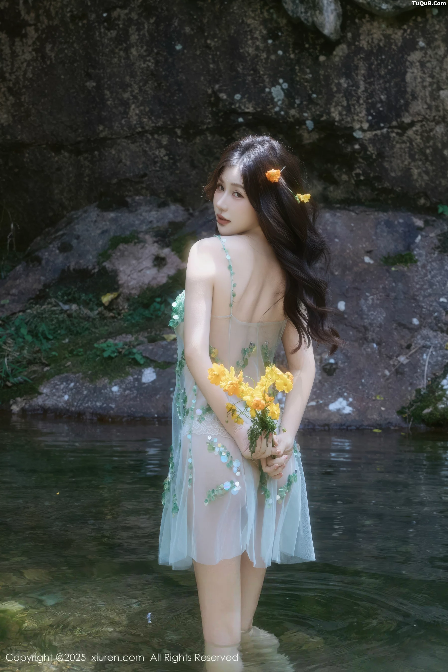 尹甜甜户外小溪性感薄纱亮片裙湿身秀丰腴身材惹火绝美写真 第 5 张