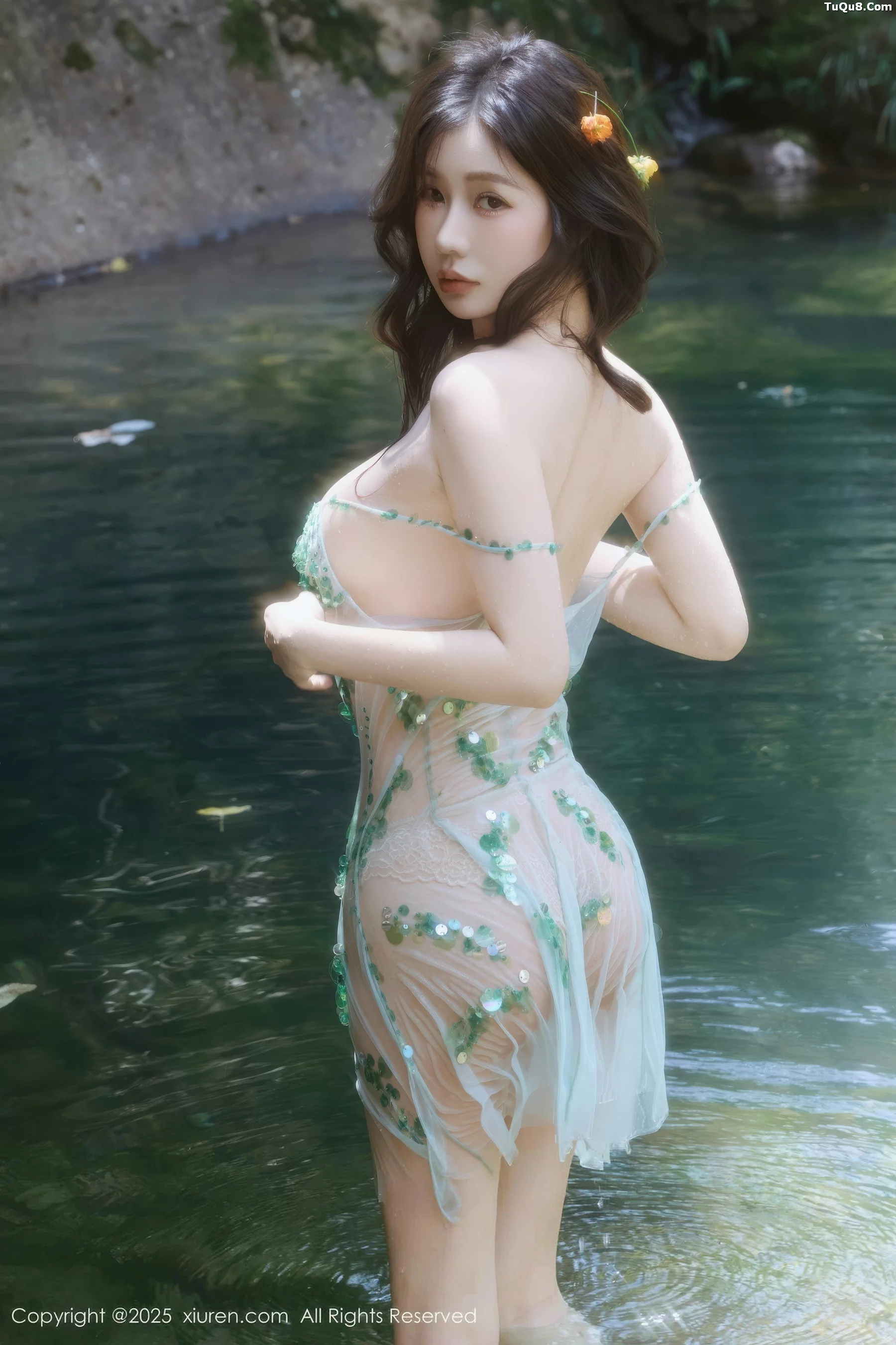 尹甜甜户外小溪性感薄纱亮片裙湿身秀丰腴身材惹火绝美写真 第 63 张