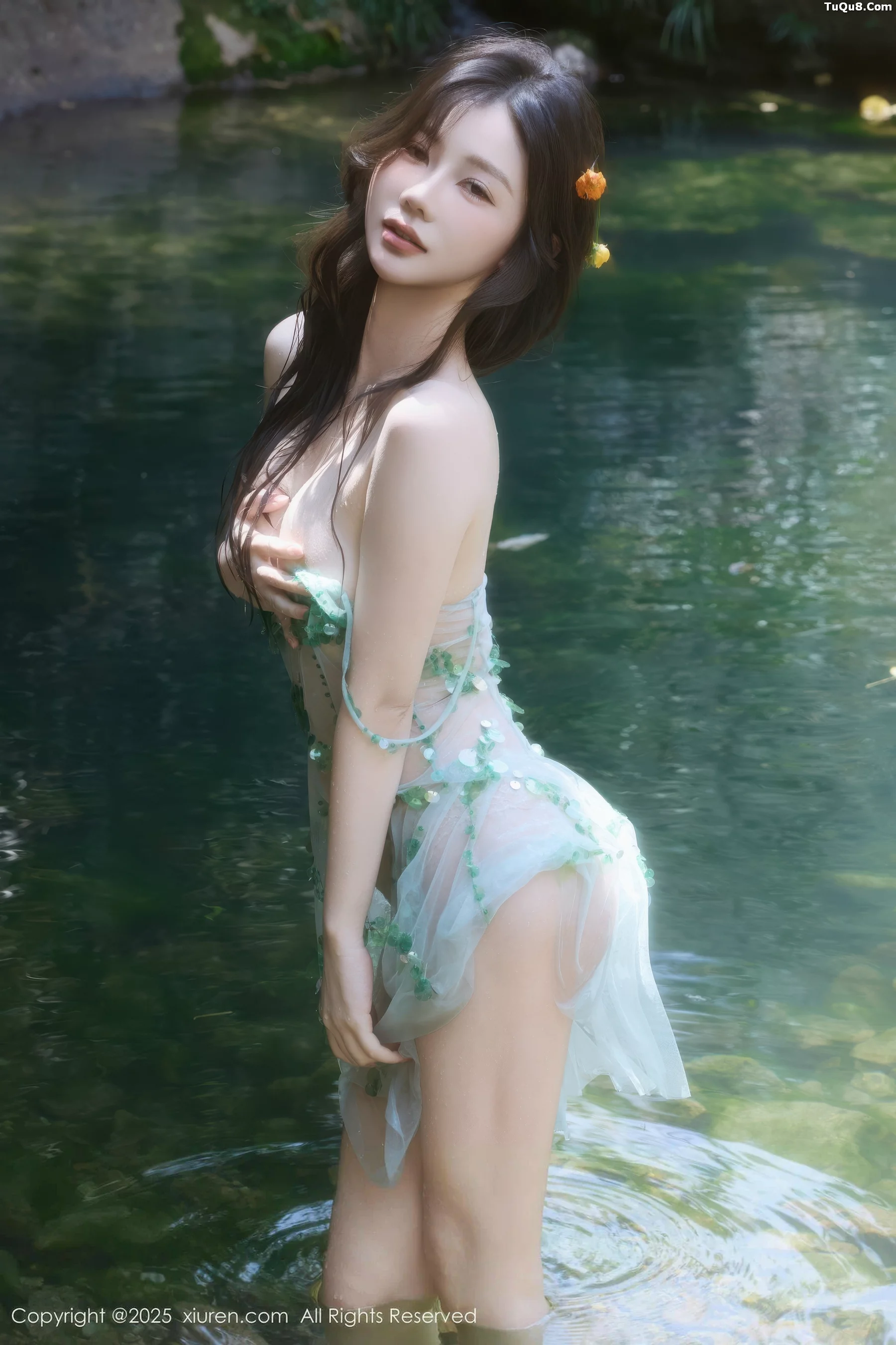 尹甜甜户外小溪性感薄纱亮片裙湿身秀丰腴身材惹火绝美写真 第 75 张