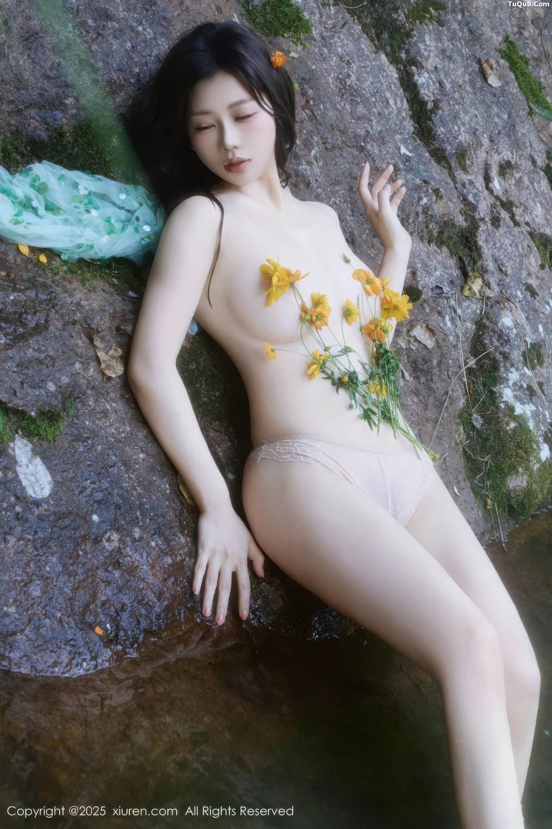 尹甜甜户外小溪性感薄纱亮片裙湿身秀丰腴身材惹火绝美写真 第 76 张