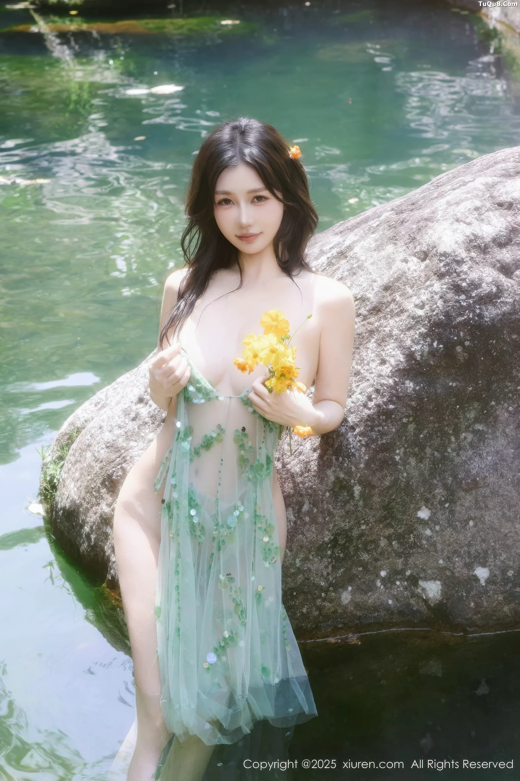 尹甜甜户外小溪性感薄纱亮片裙湿身秀丰腴身材惹火绝美写真 第 82 张