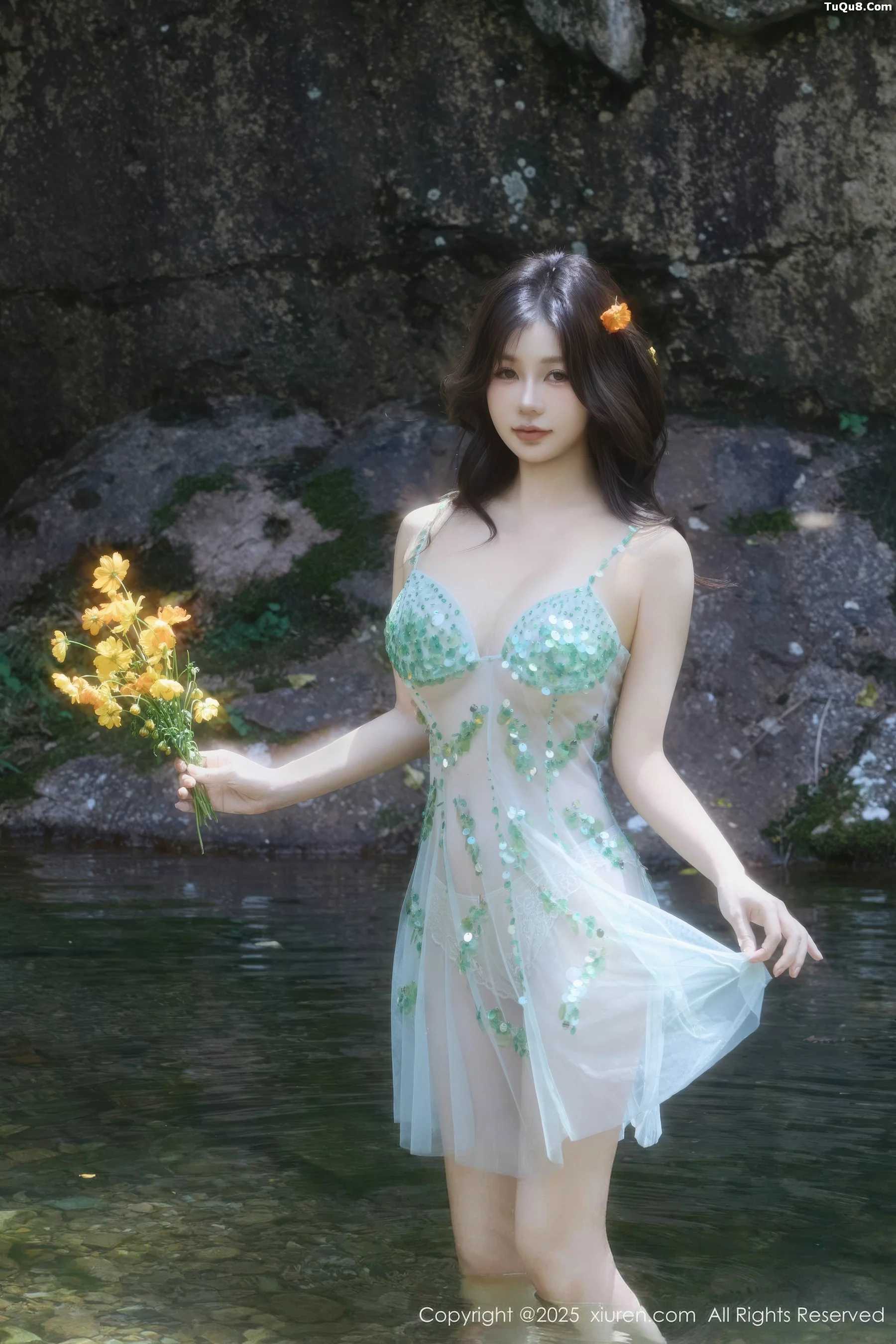尹甜甜户外小溪性感薄纱亮片裙湿身秀丰腴身材惹火绝美写真 第 9 张