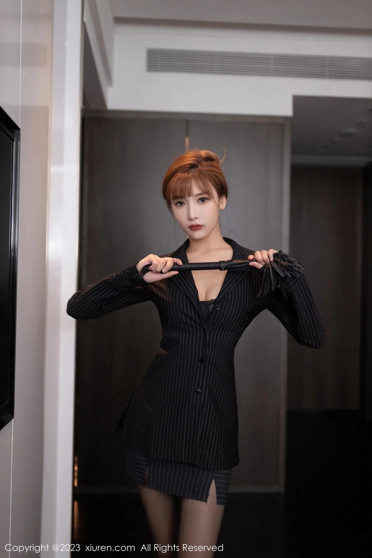 陆萱萱性感黑色短裙套装露黑色蕾丝内衣秀柔美身姿绝美写真 第 2 张