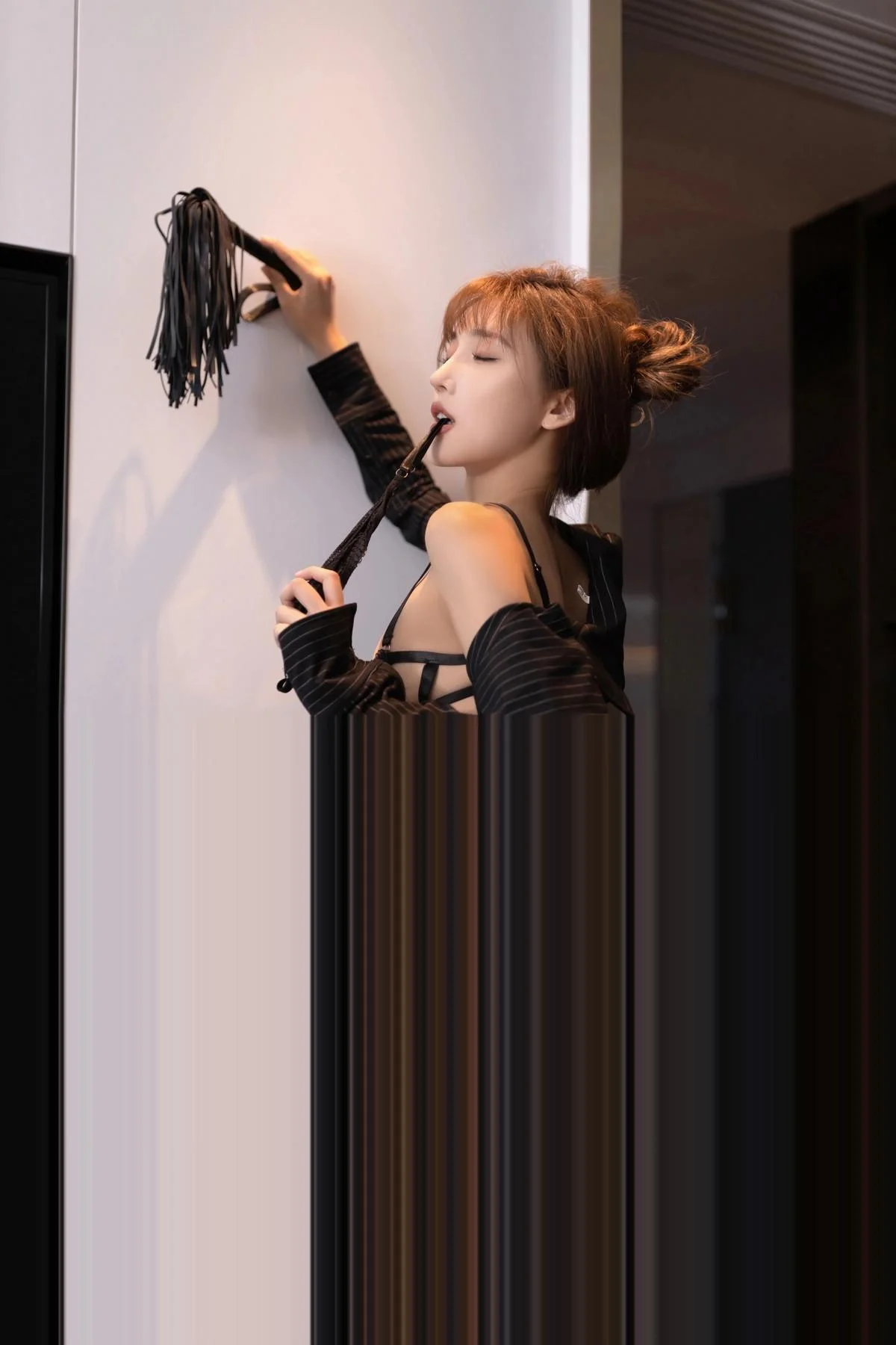 陆萱萱性感黑色短裙套装露黑色蕾丝内衣秀柔美身姿绝美写真 第 32 张