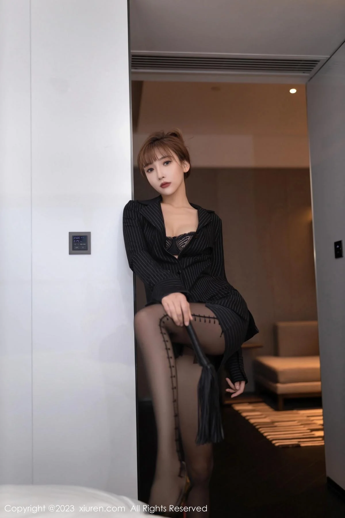 陆萱萱性感黑色短裙套装露黑色蕾丝内衣秀柔美身姿绝美写真 第 4 张
