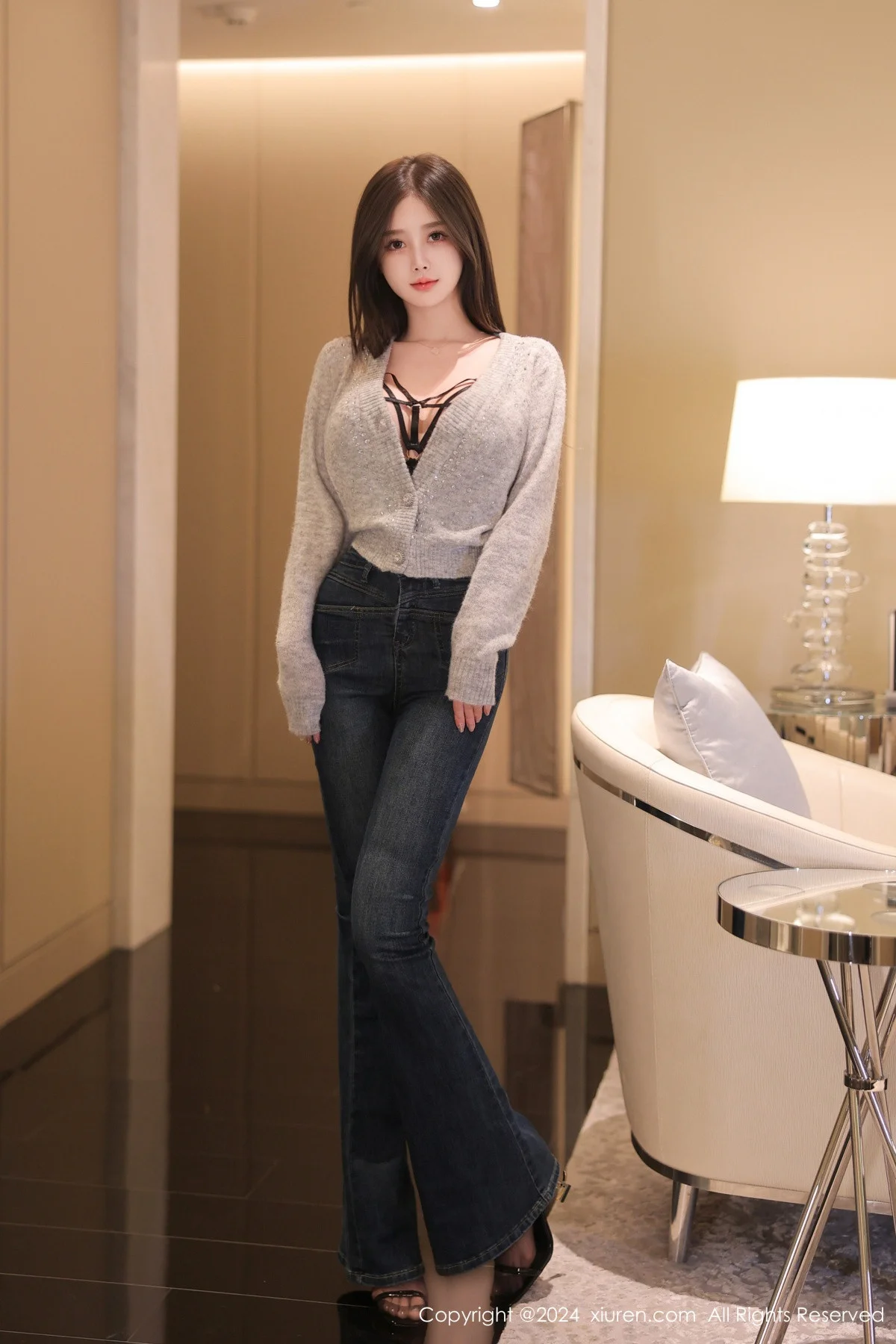 奶喵喵灰色上衣露性感黑色蕾丝情趣内衣秀丰满身材绝美写真 第 1 张