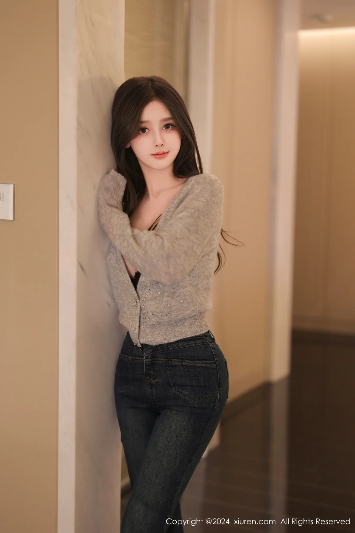 奶喵喵灰色上衣露性感黑色蕾丝情趣内衣秀丰满身材绝美写真 第 27 张
