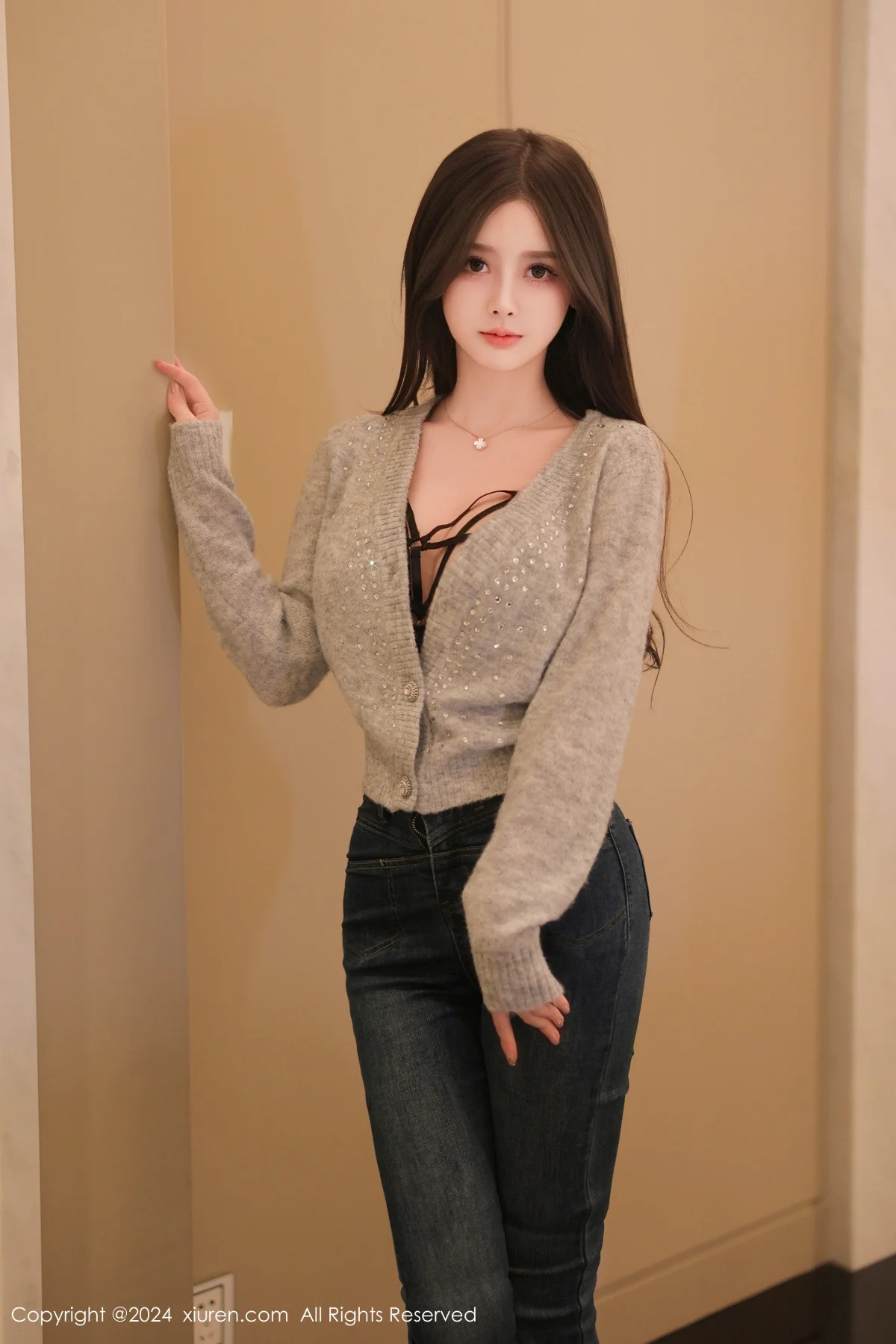 奶喵喵灰色上衣露性感黑色蕾丝情趣内衣秀丰满身材绝美写真 第 4 张