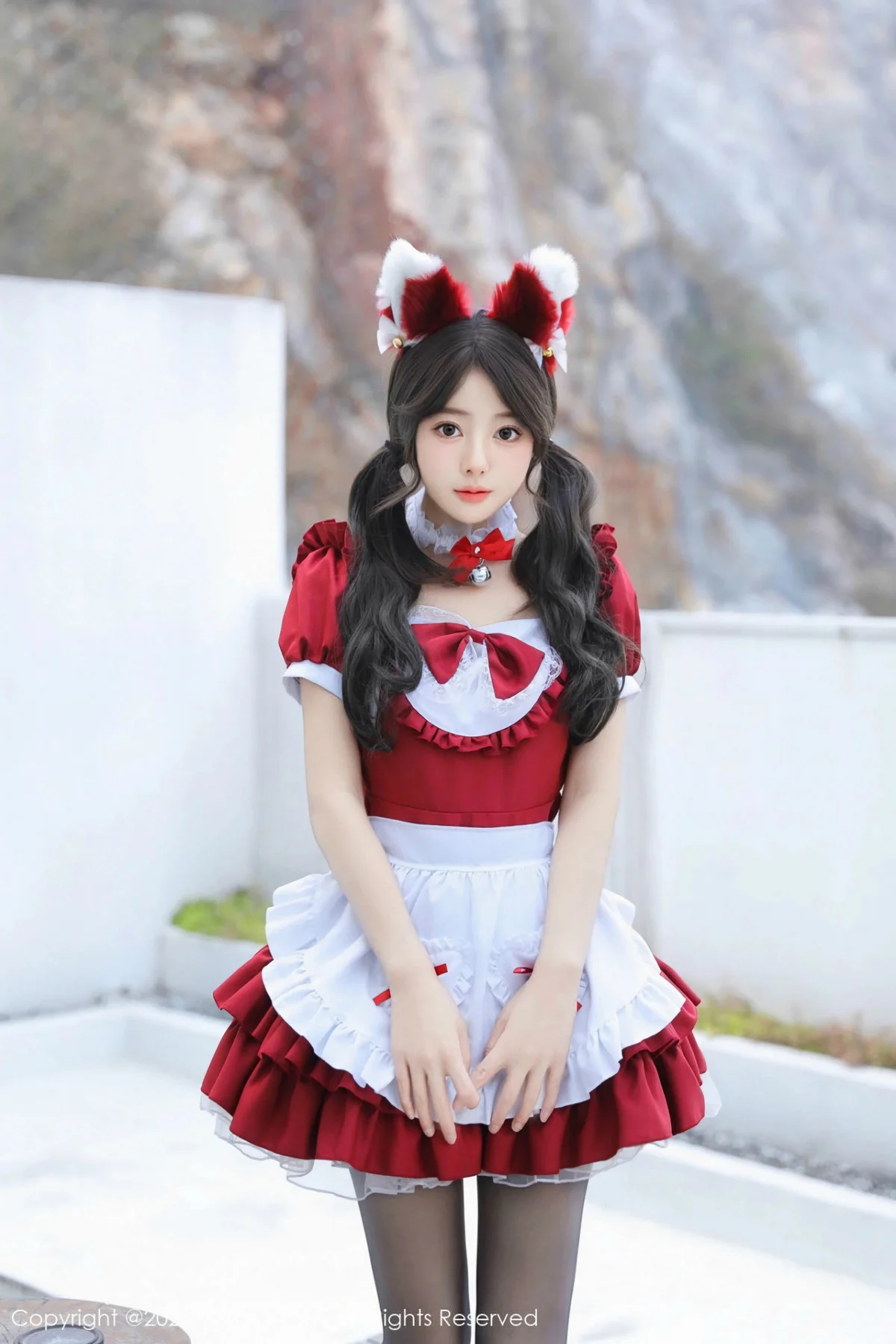 桃妖夭红色喜庆女仆服露红色内衣配超薄黑丝秀美腿绝美写真 第 1 张