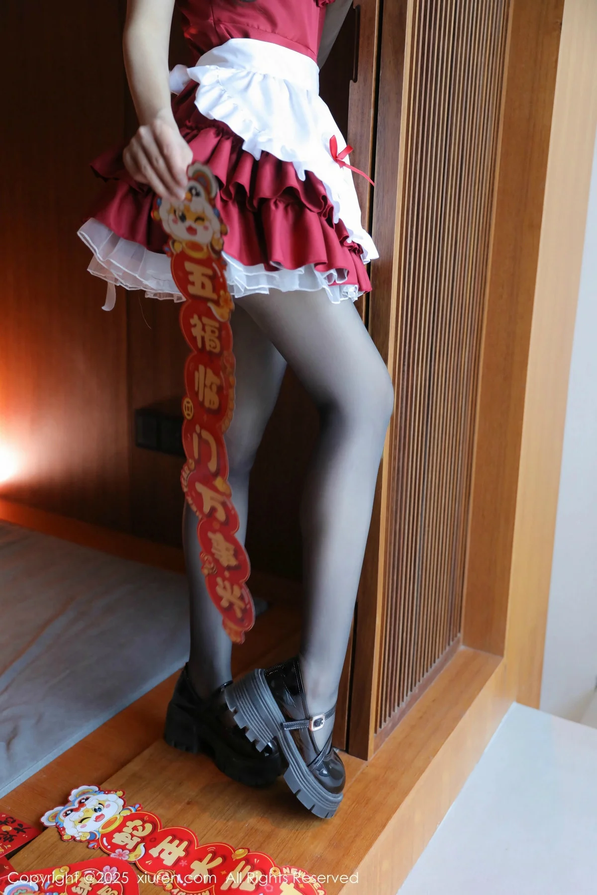桃妖夭红色喜庆女仆服露红色内衣配超薄黑丝秀美腿绝美写真 第 35 张