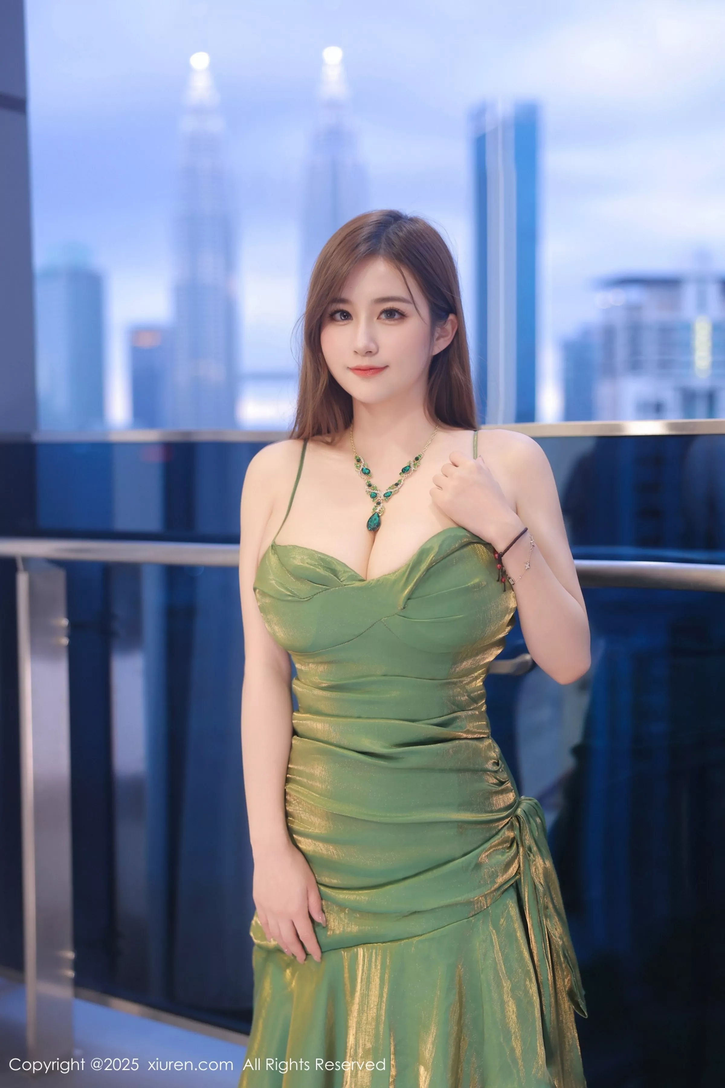 小肉肉咪性感缕空情趣内衣配破烂黑丝秀凹凸身材绝美写真 第 1 张