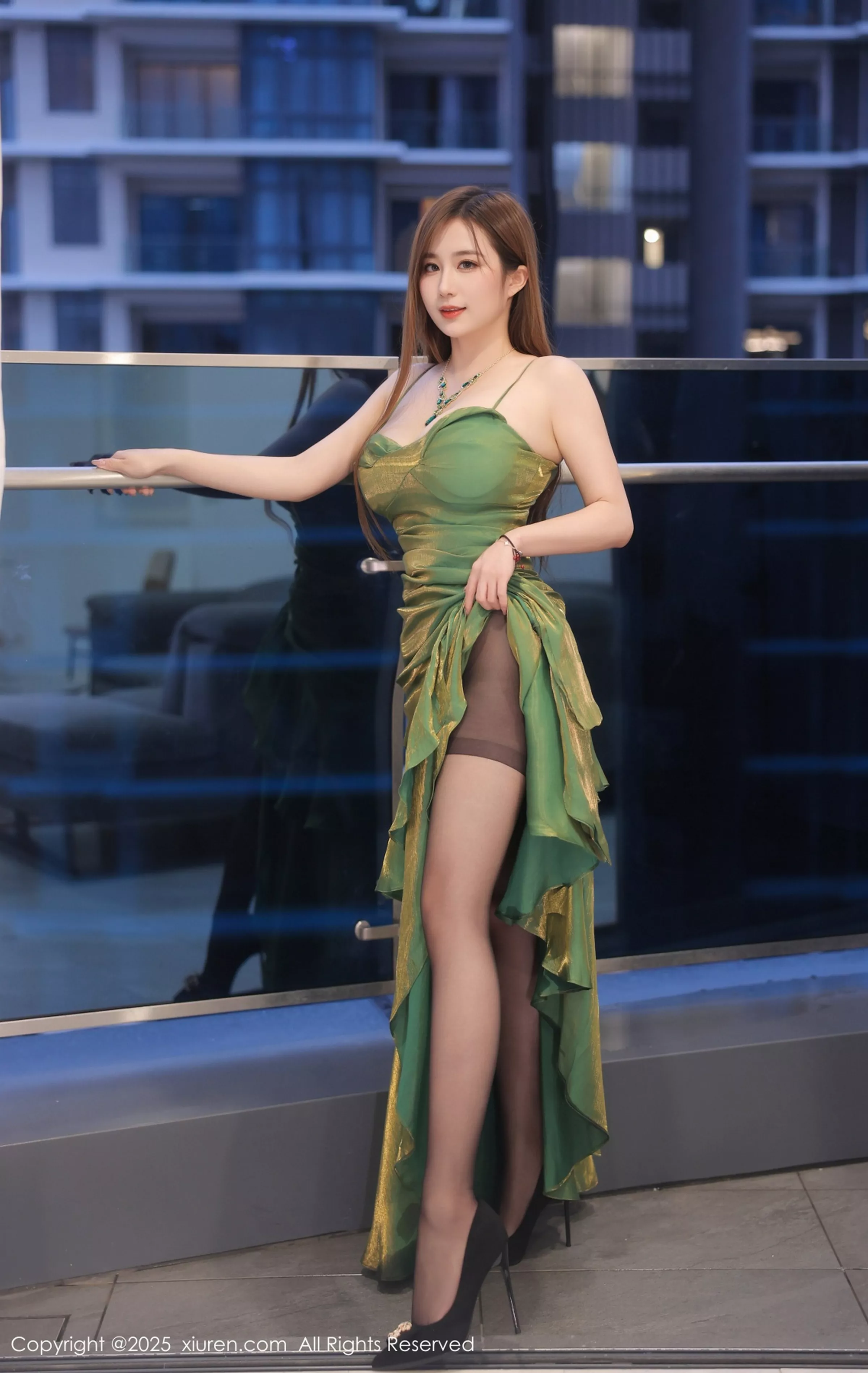 小肉肉咪性感缕空情趣内衣配破烂黑丝秀凹凸身材绝美写真 第 11 张