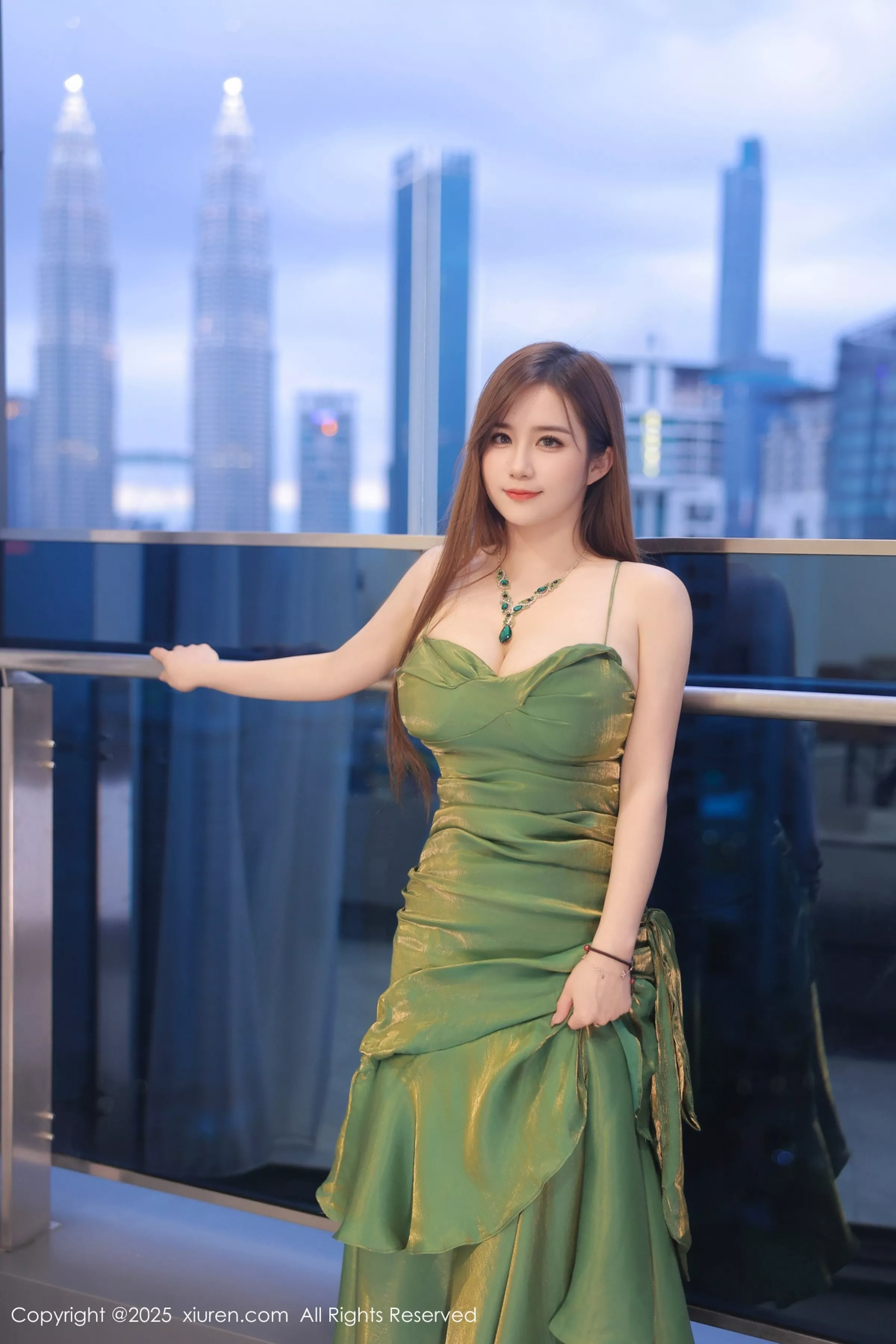 小肉肉咪性感缕空情趣内衣配破烂黑丝秀凹凸身材绝美写真 第 3 张