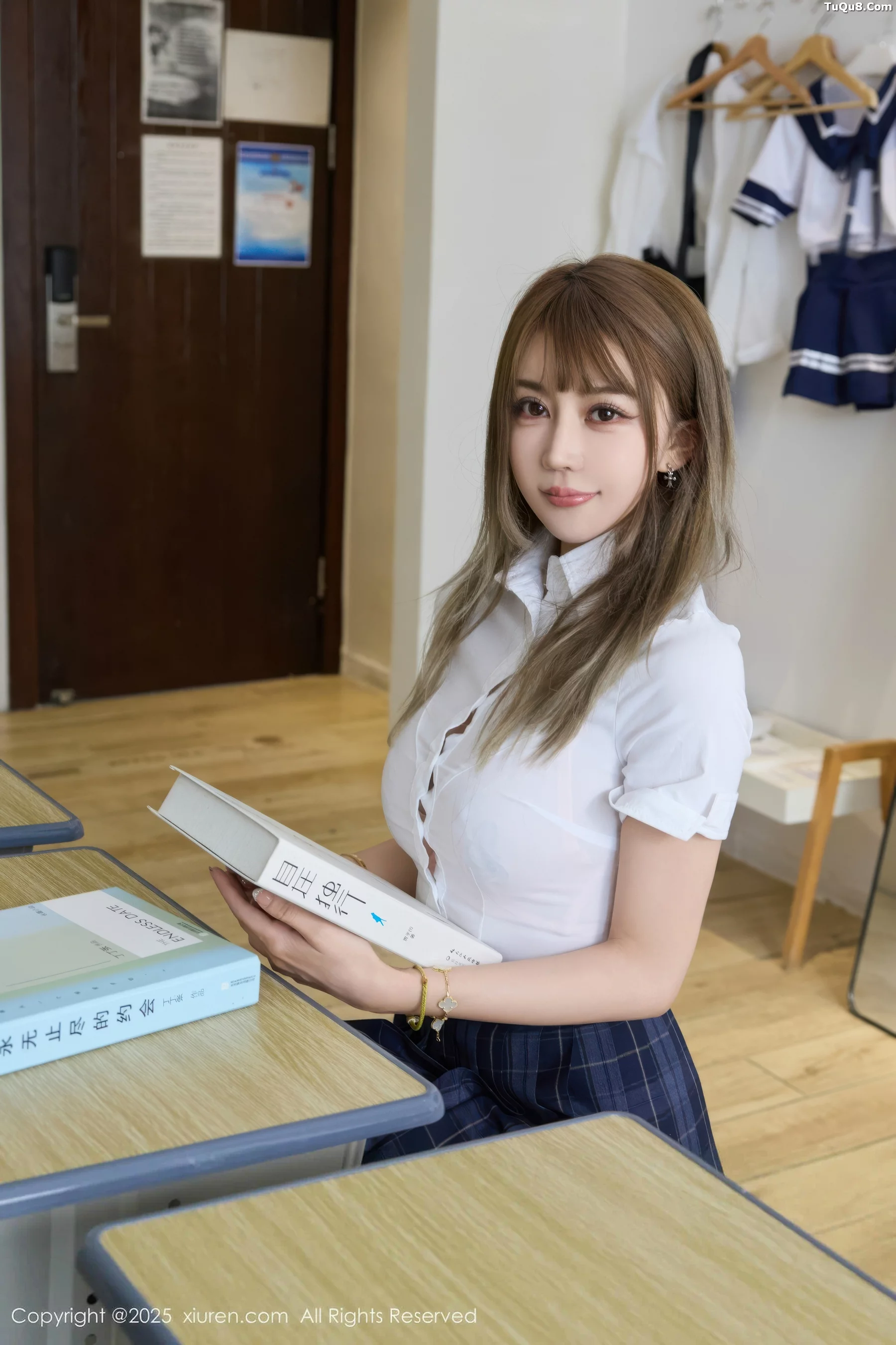 Zoe柚柚教室场景性感JK服装配超薄肉丝秀凹凸身材绝美写真 第 1 张