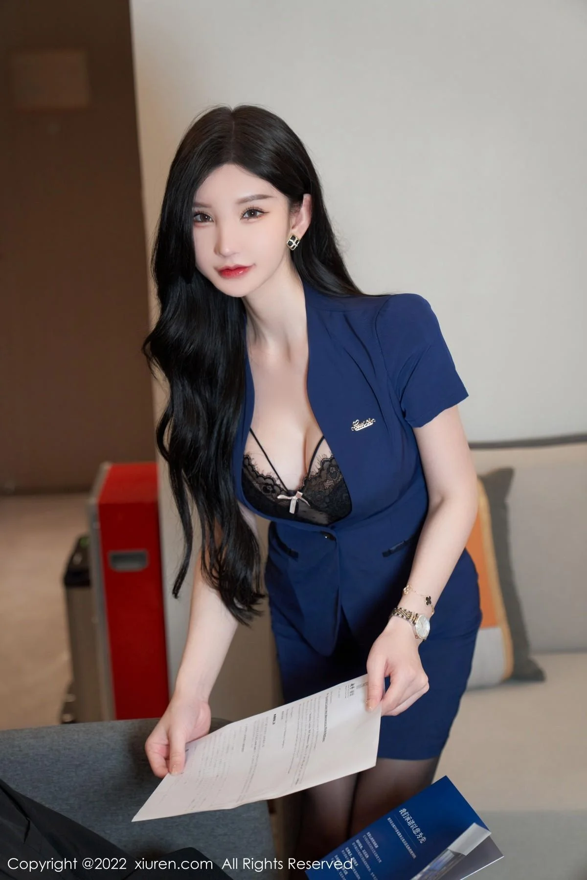 周于希Sally心愿旅拍脱蓝色职业装露黑色蕾丝内衣绝美写真 第 15 张