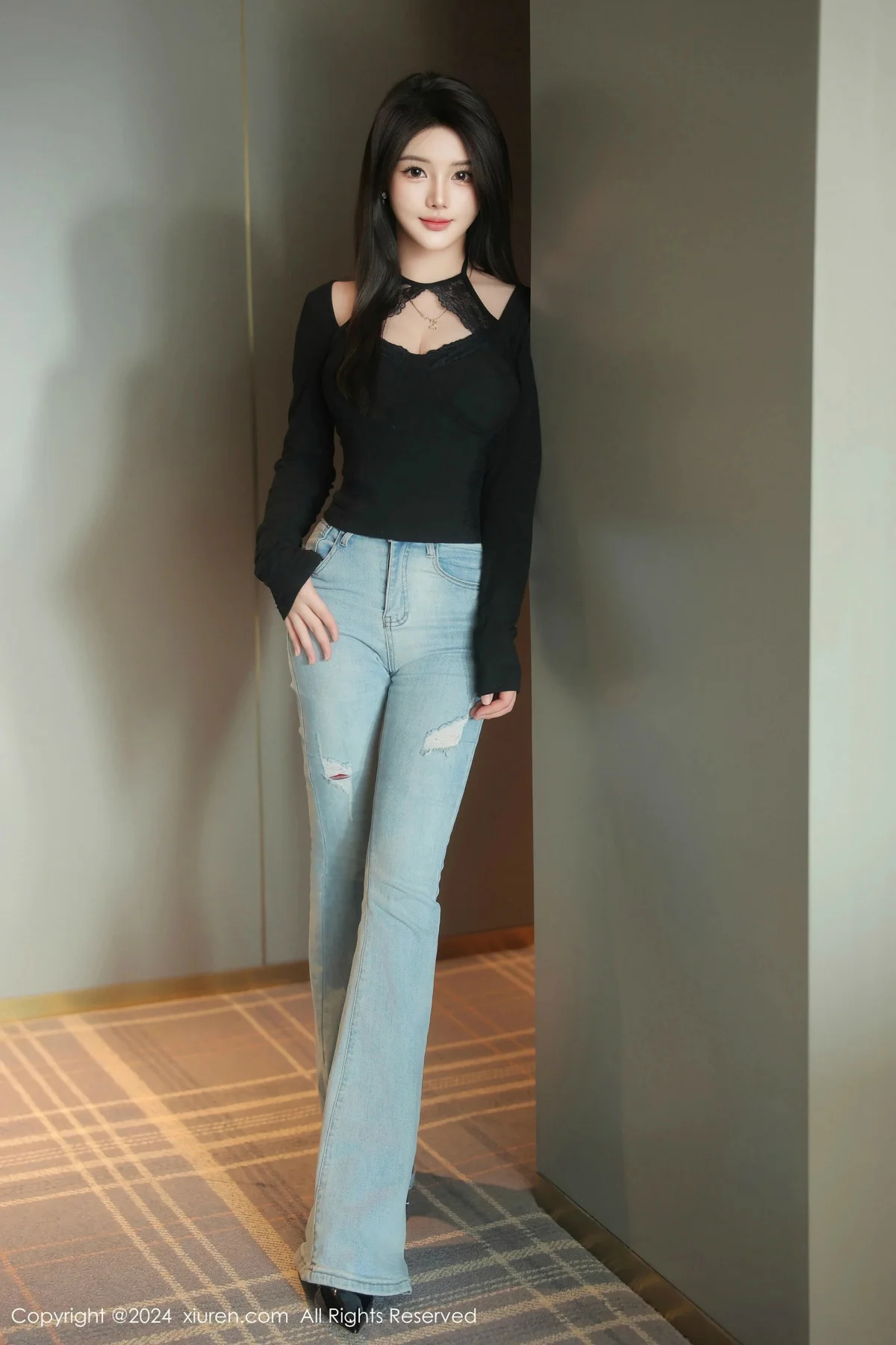 爱酱里私房性感黑色情趣服饰配黑丝吊袜秀曼妙身姿绝美写真 第 2 张