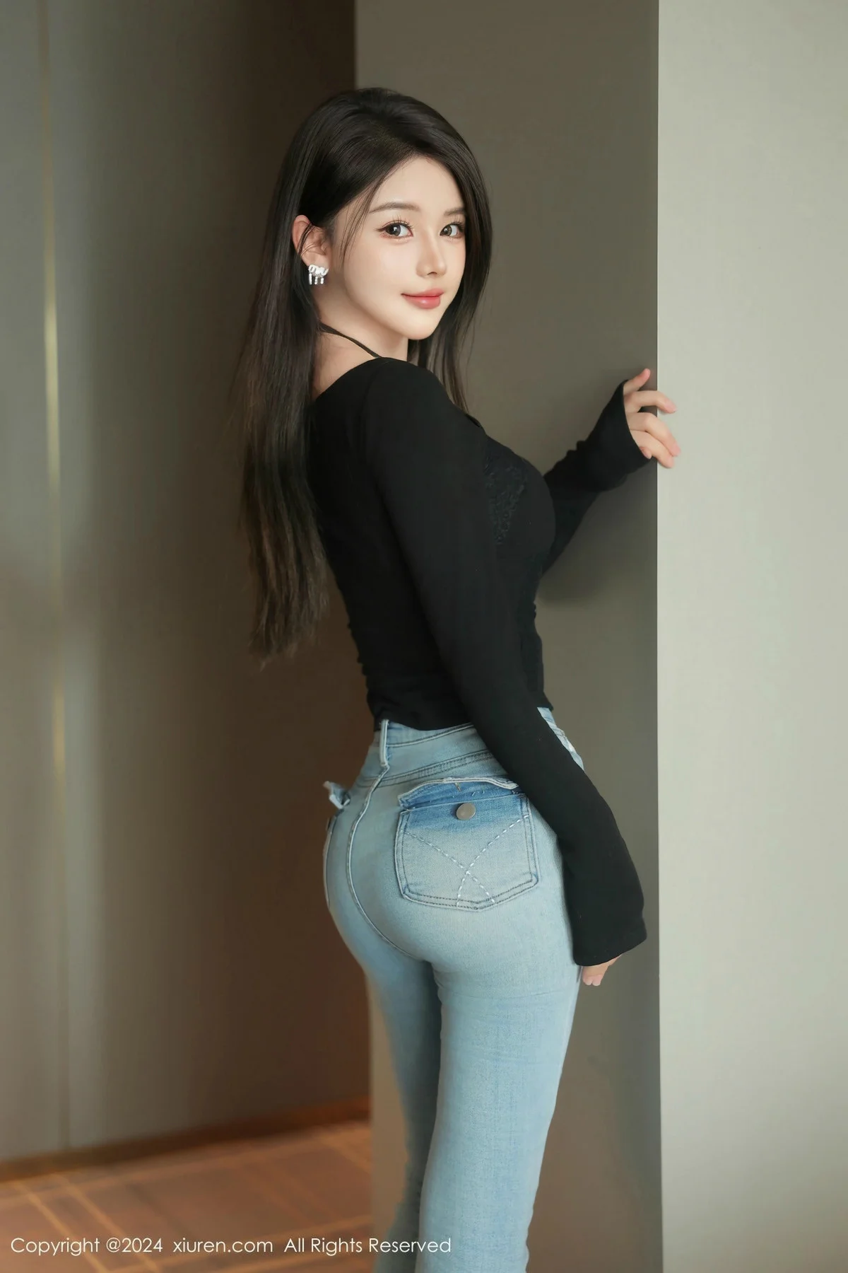 爱酱里私房性感黑色情趣服饰配黑丝吊袜秀曼妙身姿绝美写真 第 3 张