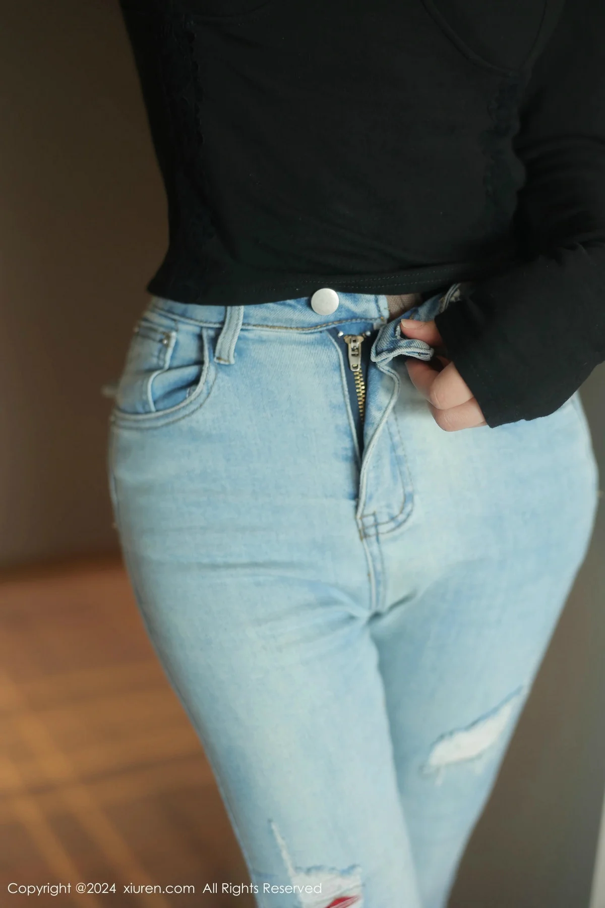 爱酱里私房性感黑色情趣服饰配黑丝吊袜秀曼妙身姿绝美写真 第 6 张