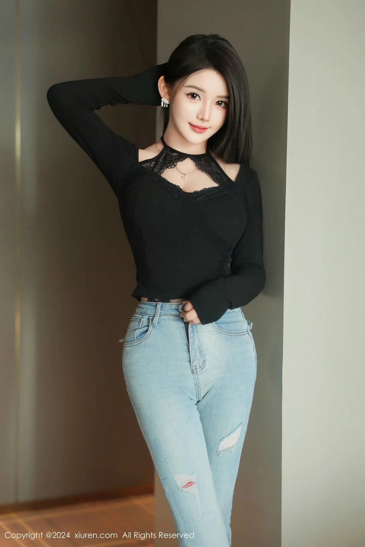 爱酱里私房性感黑色情趣服饰配黑丝吊袜秀曼妙身姿绝美写真 第 7 张