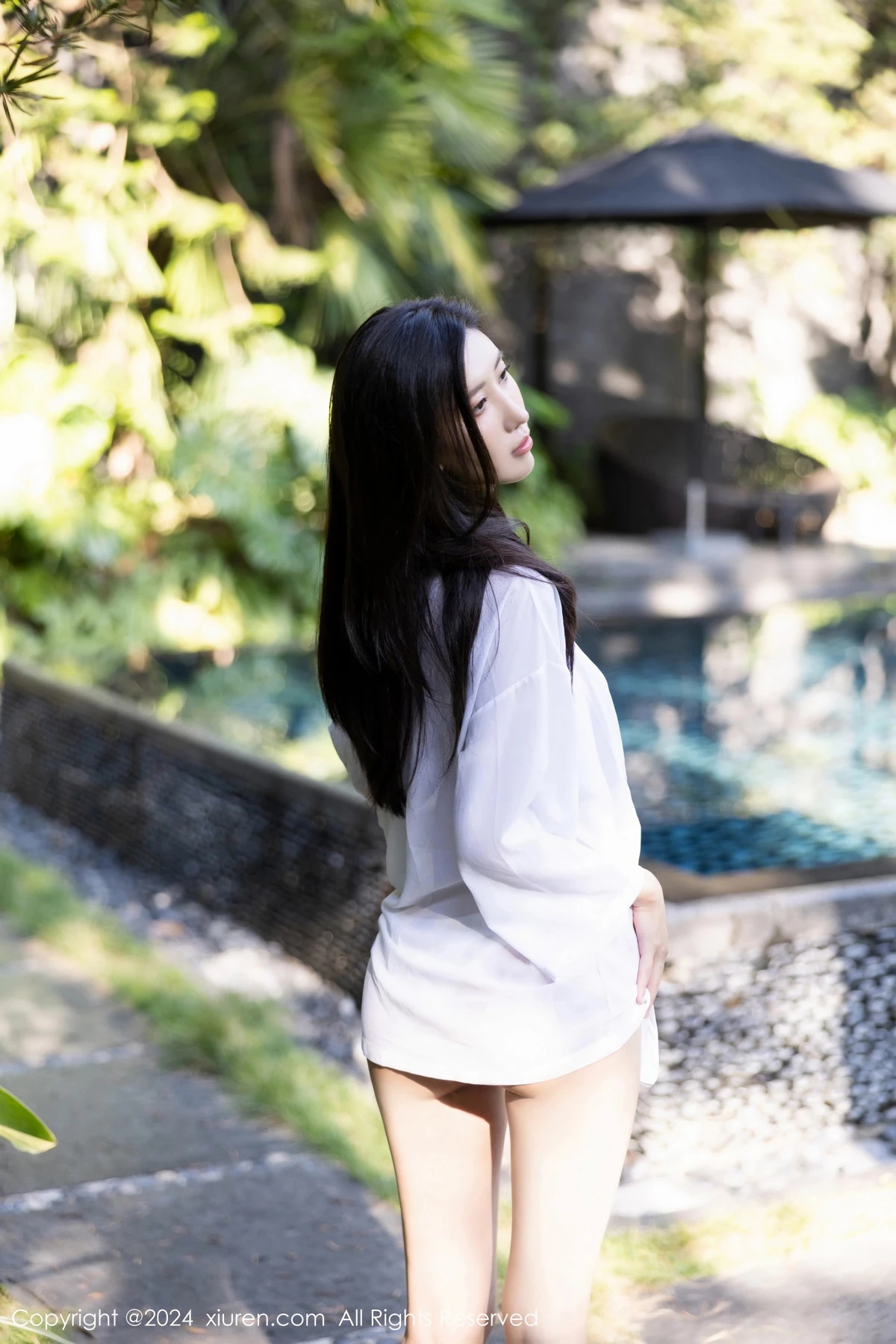 章芃芃白色上衣露性感紫灰色比基尼秀曼妙身姿迷人绝美写真 第 3 张