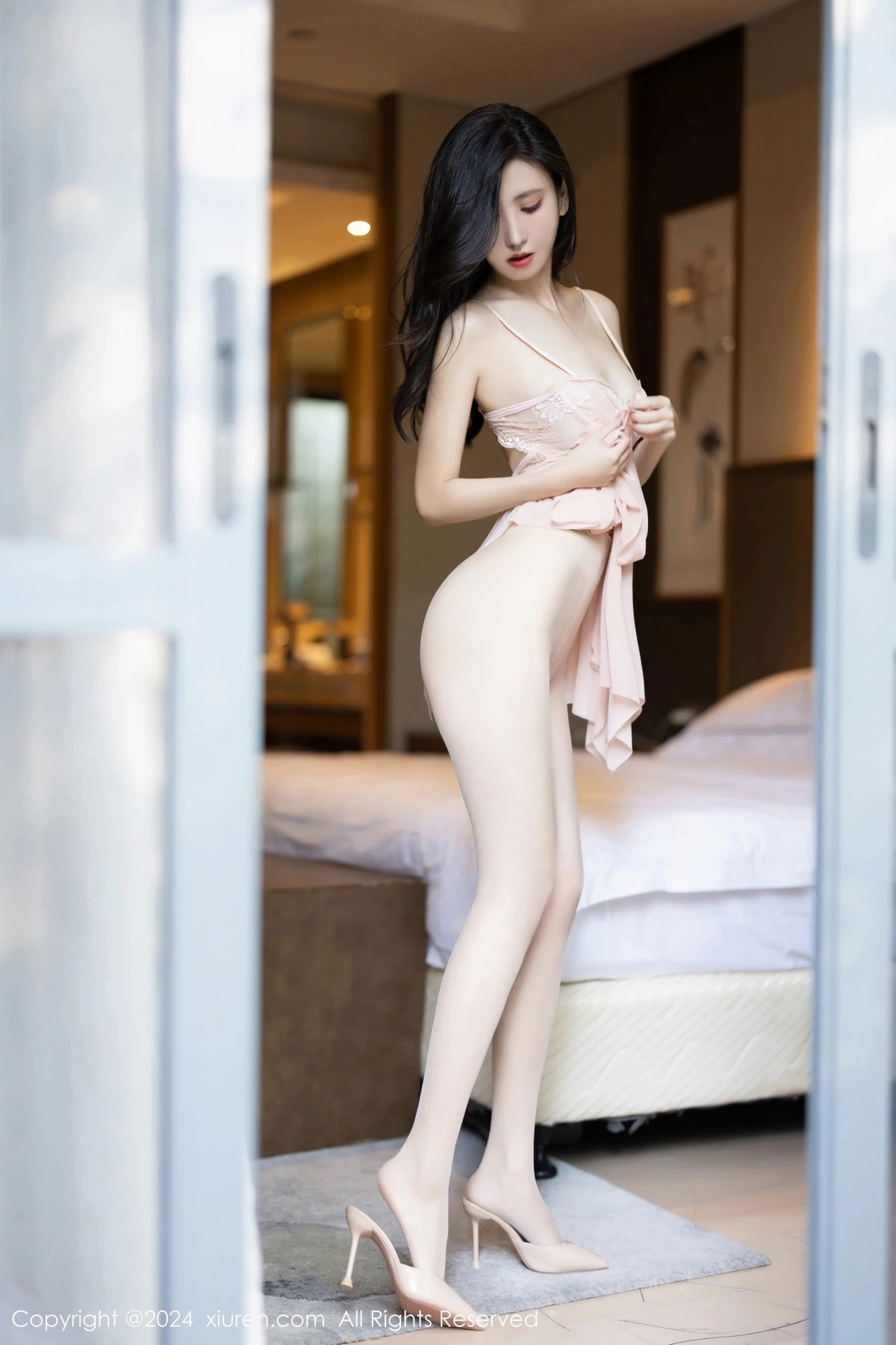 章芃芃白色上衣露性感紫灰色比基尼秀曼妙身姿迷人绝美写真 第 50 张
