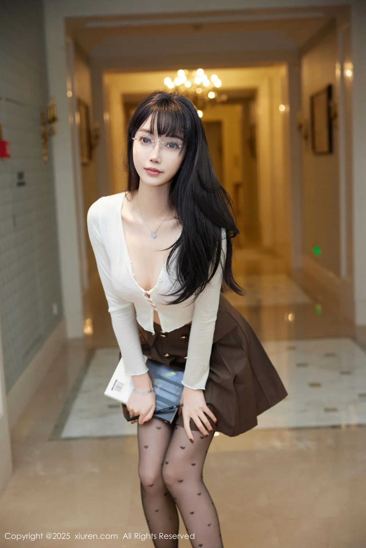 玥儿玥er私房性感深色短裙配超薄黑丝秀翘臀美腿绝美写真 第 20 张
