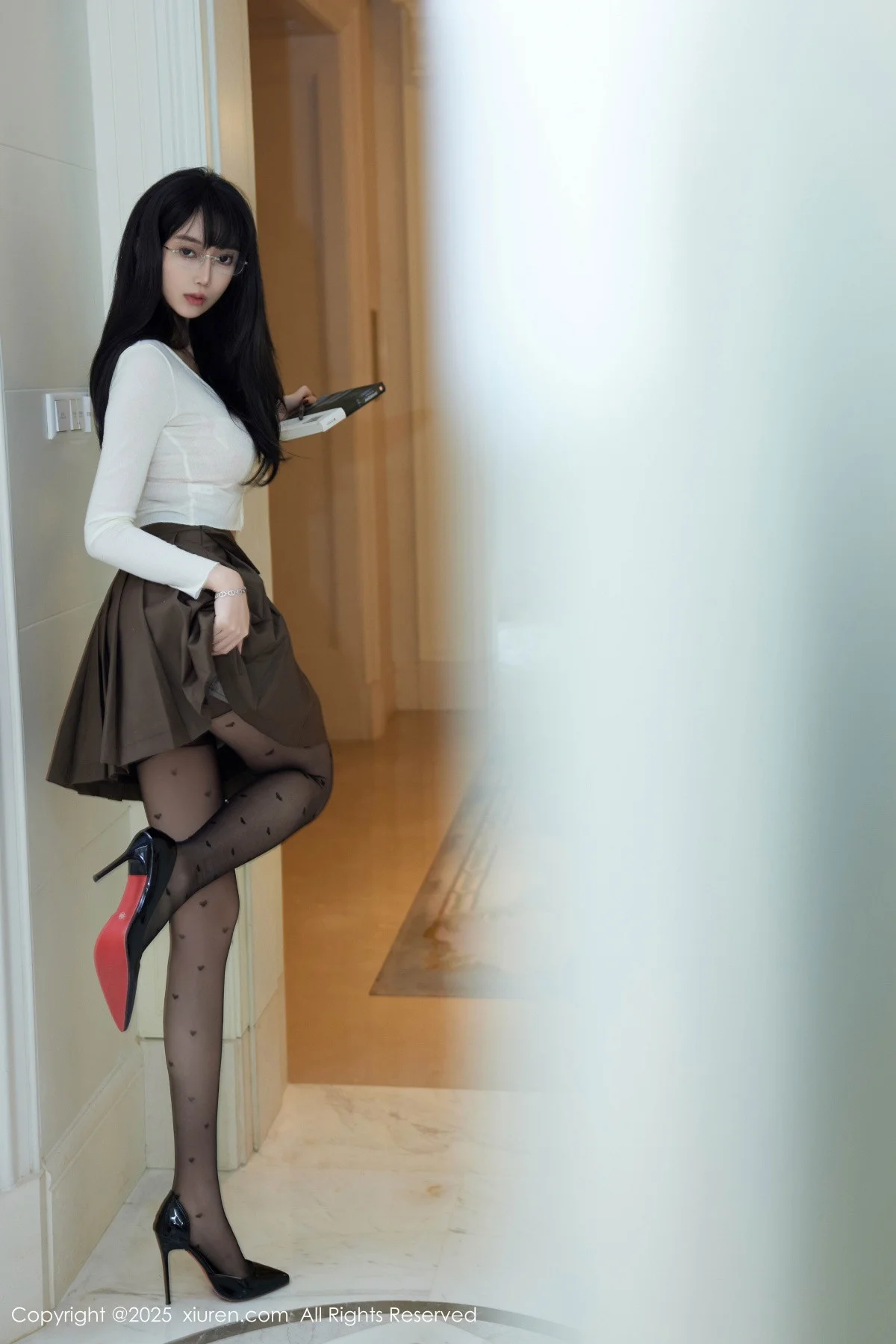 玥儿玥er私房性感深色短裙配超薄黑丝秀翘臀美腿绝美写真 第 30 张