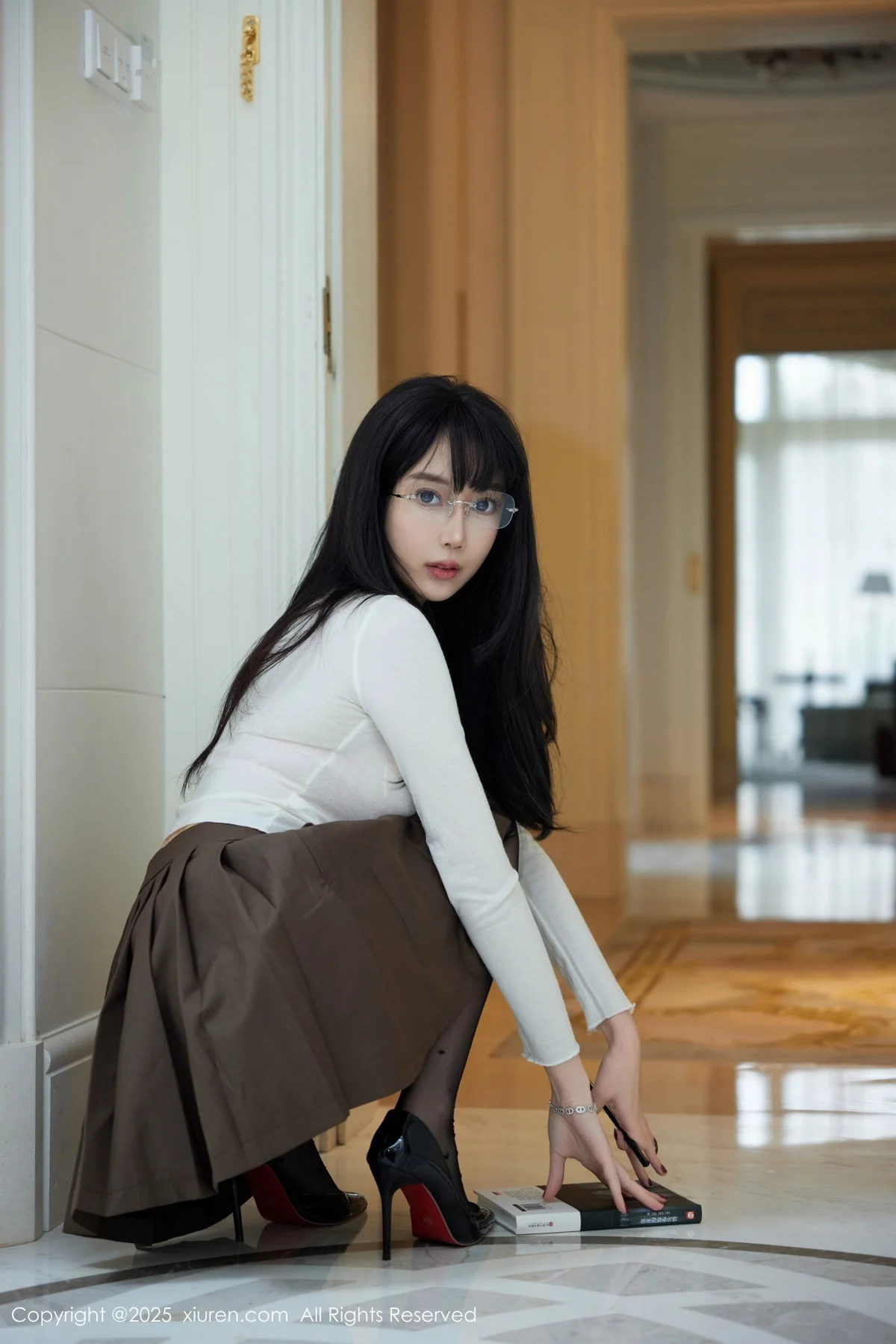 玥儿玥er私房性感深色短裙配超薄黑丝秀翘臀美腿绝美写真 第 38 张