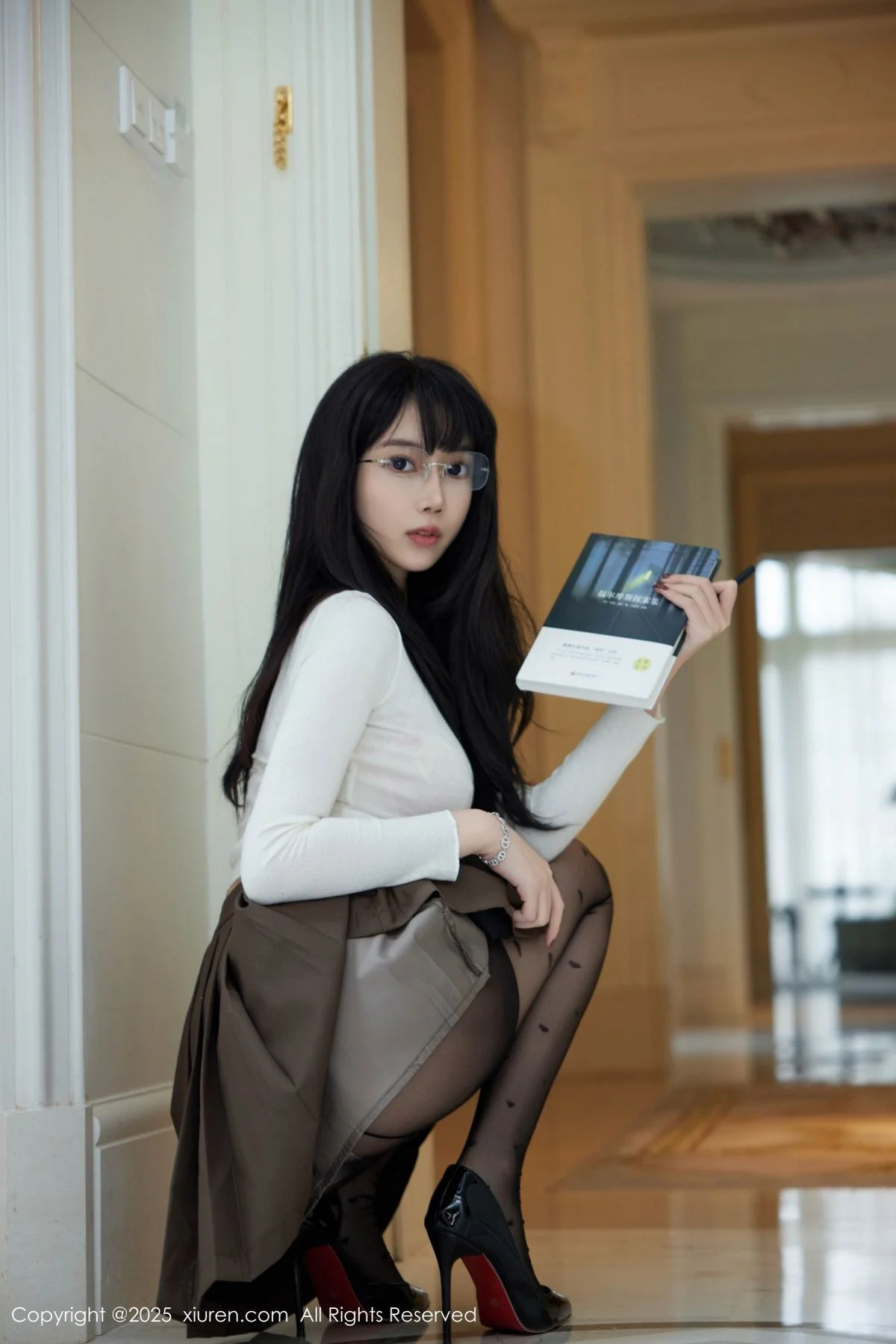 玥儿玥er私房性感深色短裙配超薄黑丝秀翘臀美腿绝美写真 第 41 张