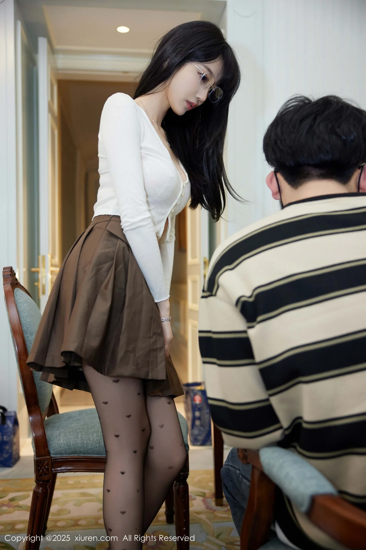 玥儿玥er私房性感深色短裙配超薄黑丝秀翘臀美腿绝美写真 第 54 张