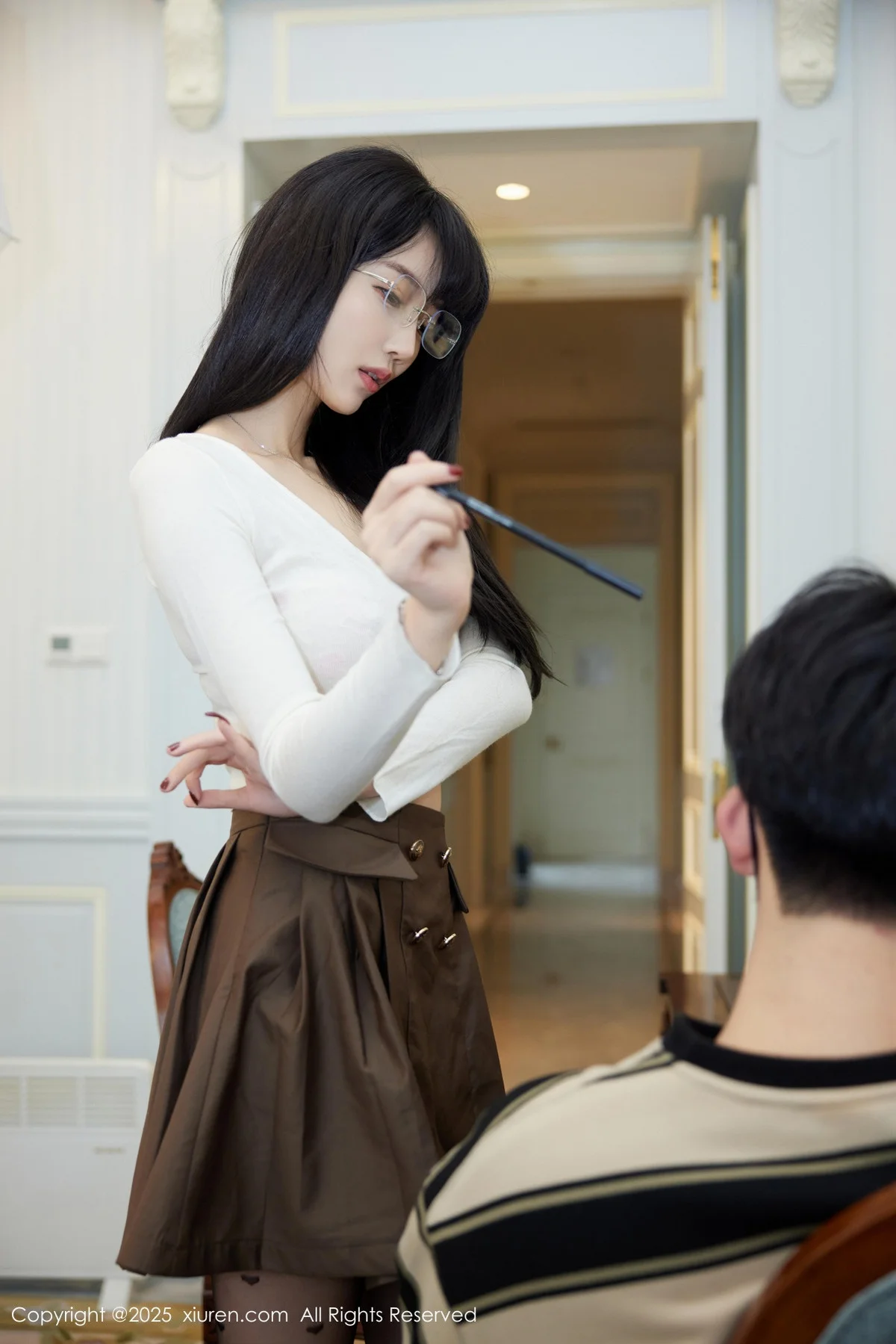 玥儿玥er私房性感深色短裙配超薄黑丝秀翘臀美腿绝美写真 第 57 张