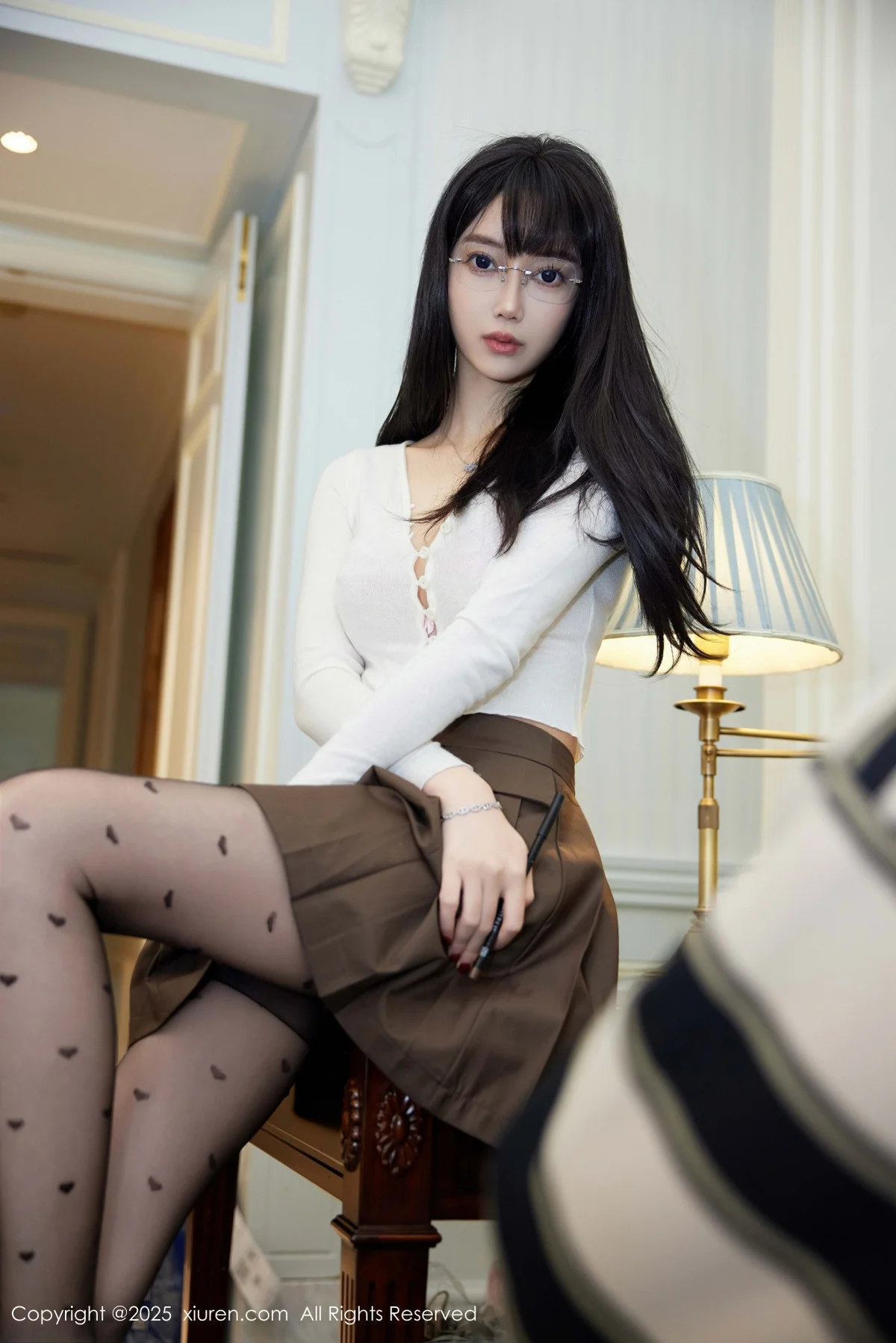 玥儿玥er私房性感深色短裙配超薄黑丝秀翘臀美腿绝美写真 第 65 张