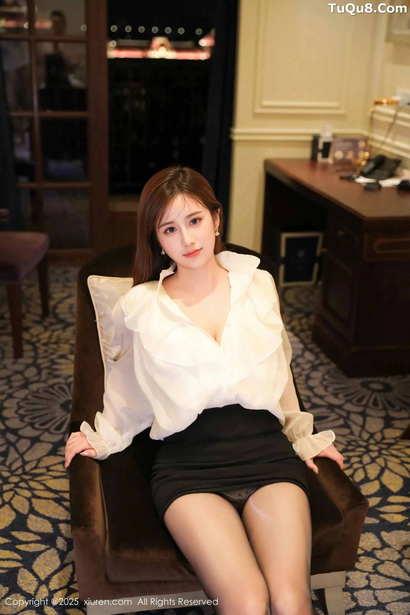 小肉肉咪OL服饰露黑色内衣配超薄黑丝秀凹凸身材绝美写真 第 16 张