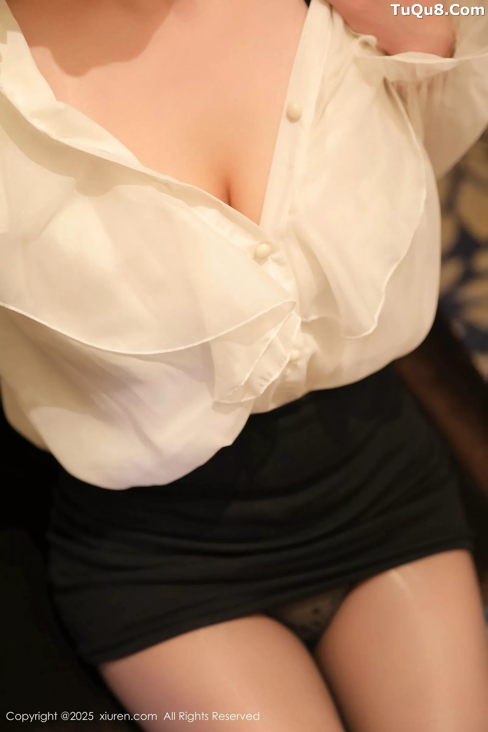 小肉肉咪OL服饰露黑色内衣配超薄黑丝秀凹凸身材绝美写真 第 17 张