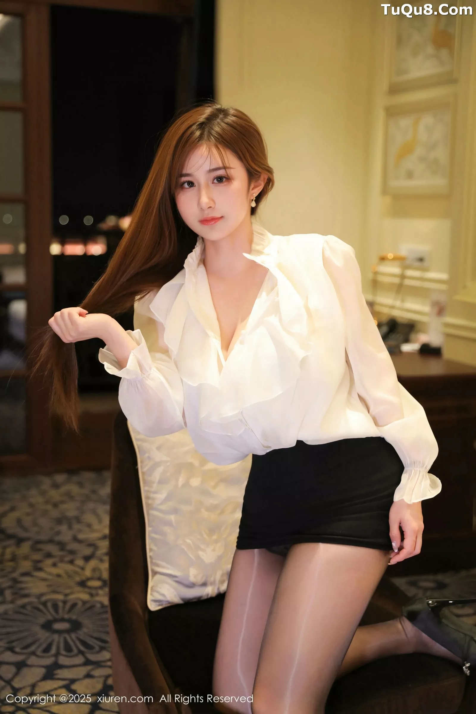小肉肉咪OL服饰露黑色内衣配超薄黑丝秀凹凸身材绝美写真 第 27 张