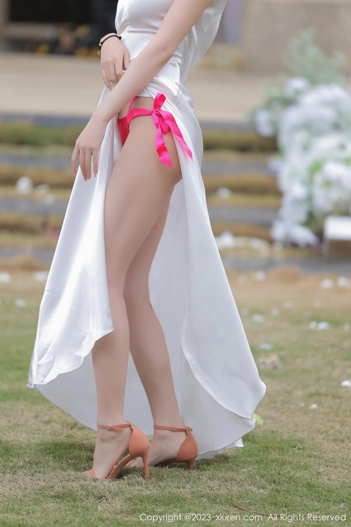 玥儿玥er性感白色长礼裙真空半脱秀惹火身材撩人绝美写真 第 16 张