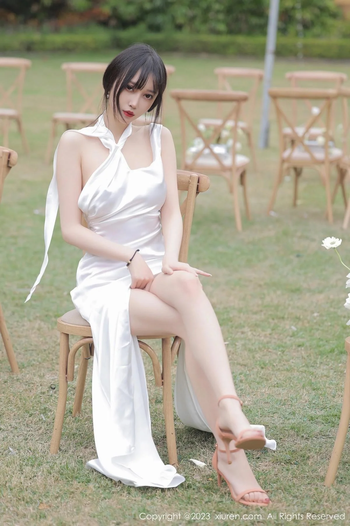 玥儿玥er性感白色长礼裙真空半脱秀惹火身材撩人绝美写真 第 18 张