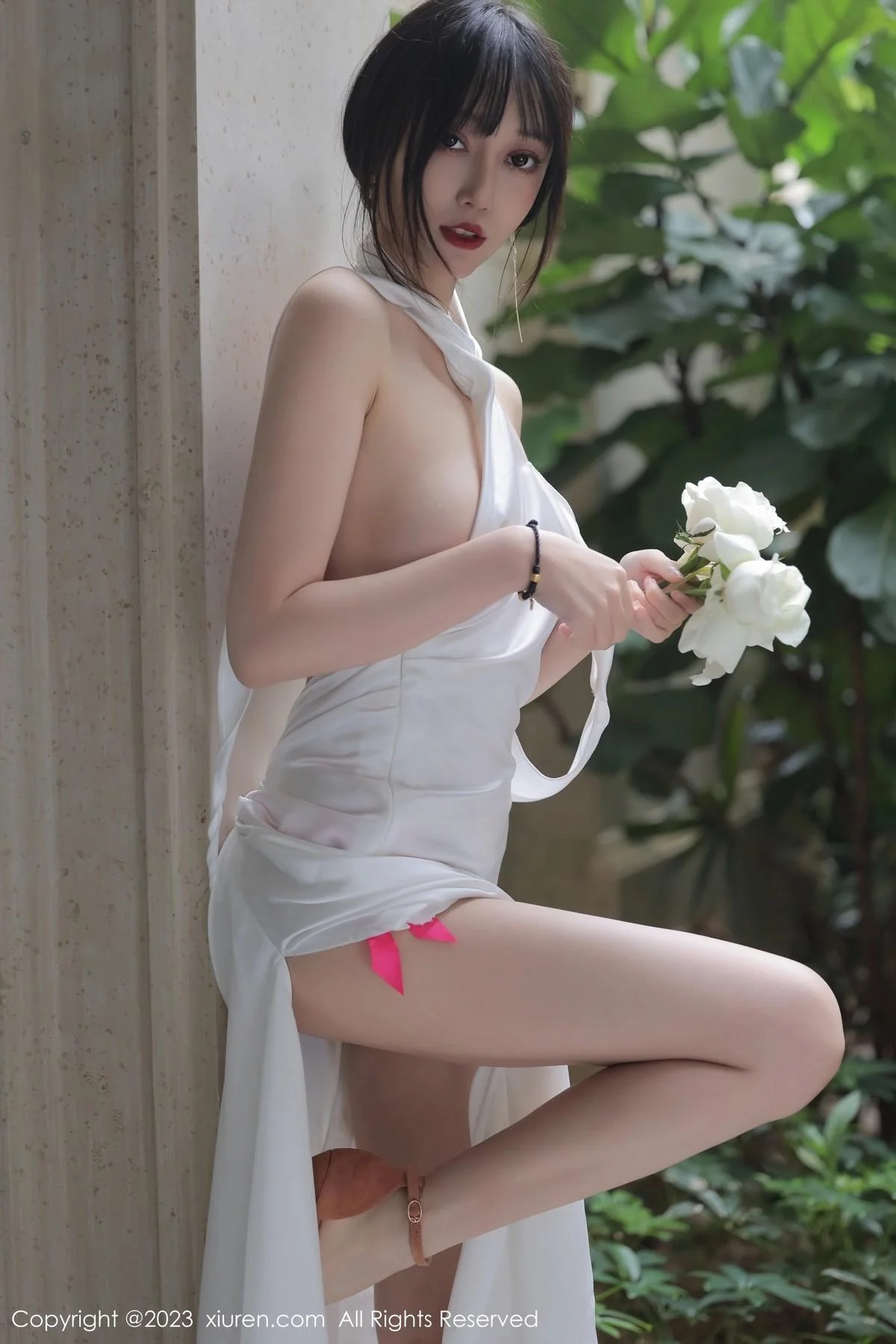 玥儿玥er性感白色长礼裙真空半脱秀惹火身材撩人绝美写真 第 37 张