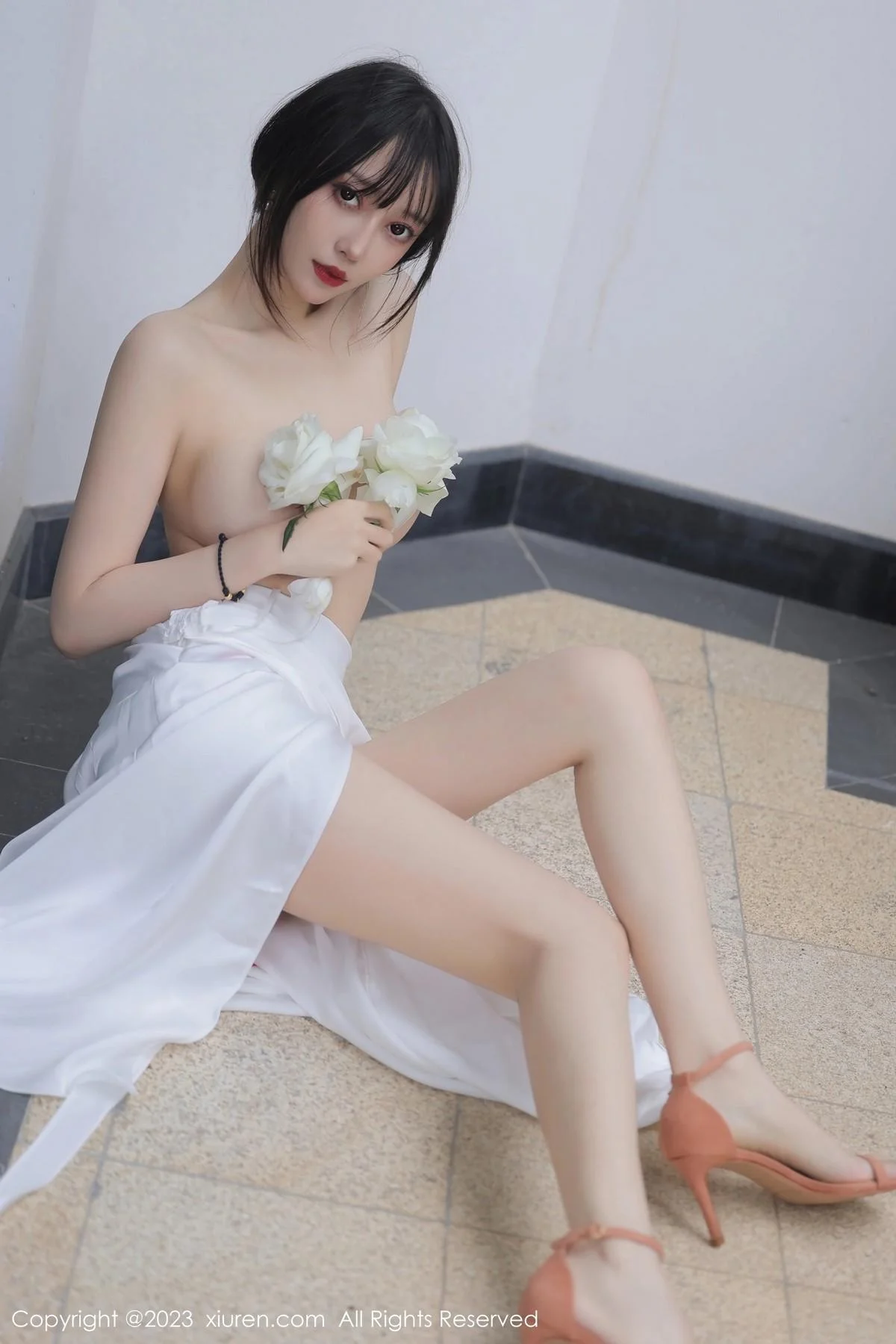 玥儿玥er性感白色长礼裙真空半脱秀惹火身材撩人绝美写真 第 46 张