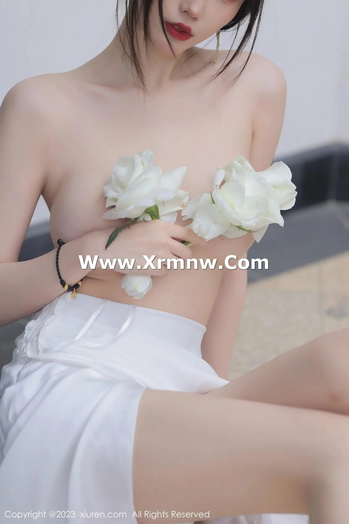 玥儿玥er性感白色长礼裙真空半脱秀惹火身材撩人绝美写真 第 47 张