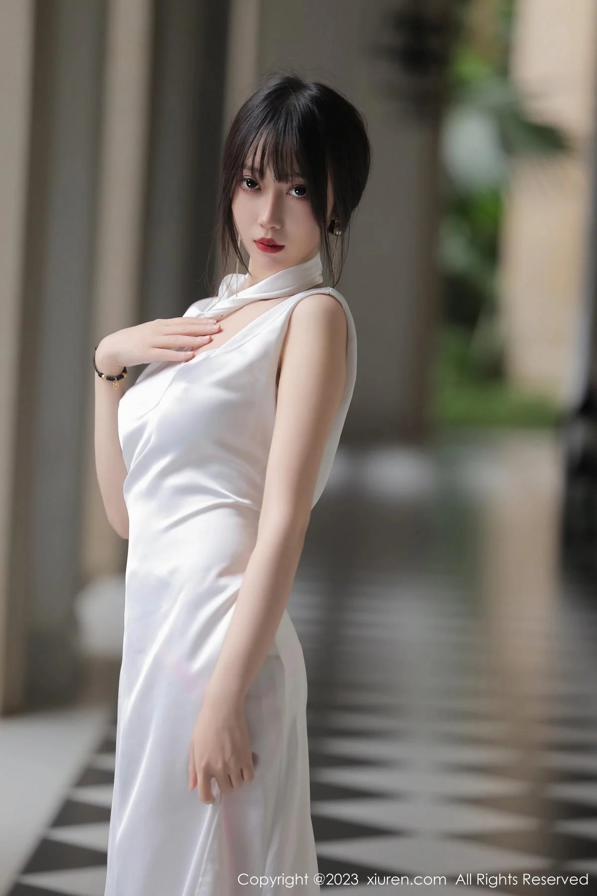 玥儿玥er性感白色长礼裙真空半脱秀惹火身材撩人绝美写真 第 9 张