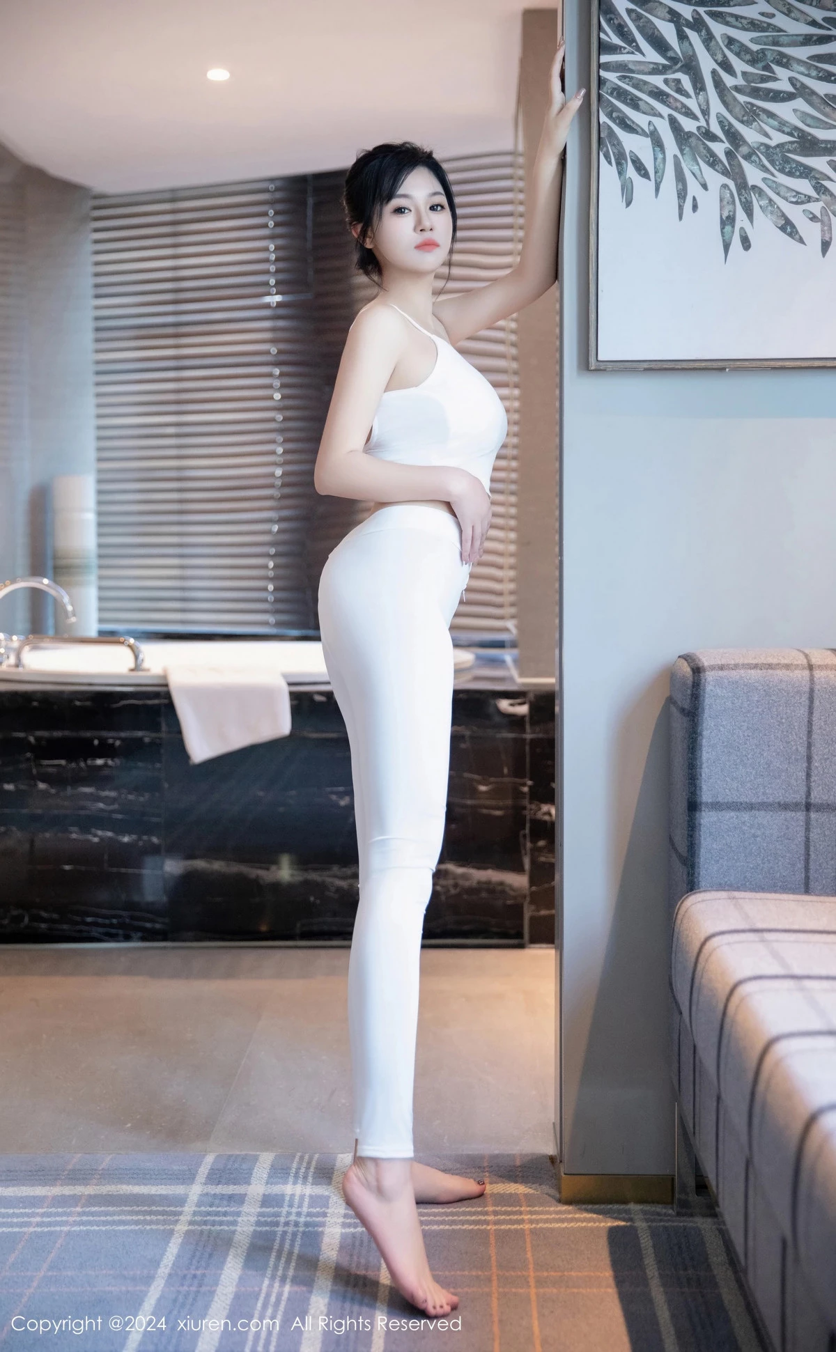 金小依性感白色吊带上衣配紧身运动裤秀曼妙身姿绝美写真 第 1 张