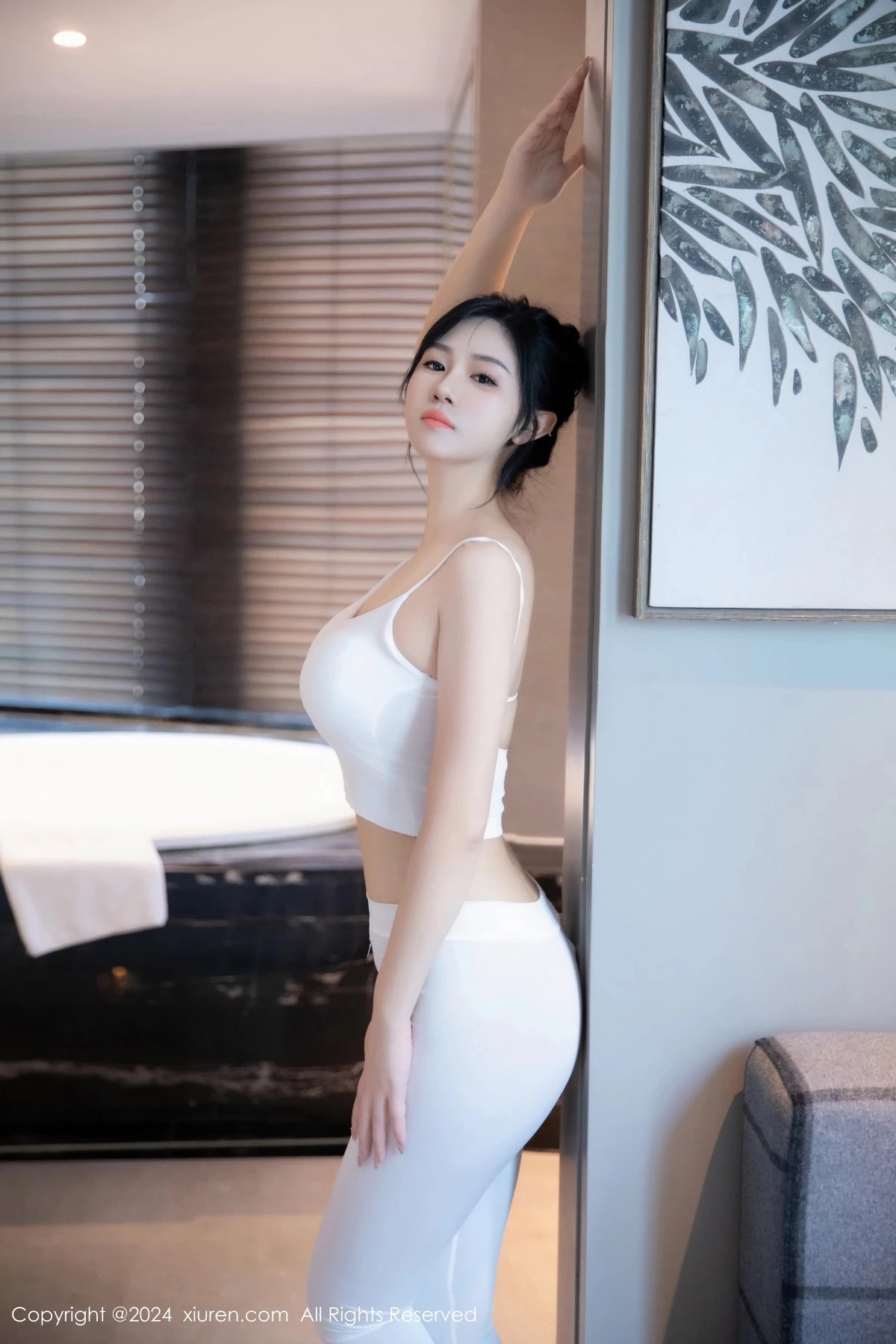 金小依性感白色吊带上衣配紧身运动裤秀曼妙身姿绝美写真 第 3 张