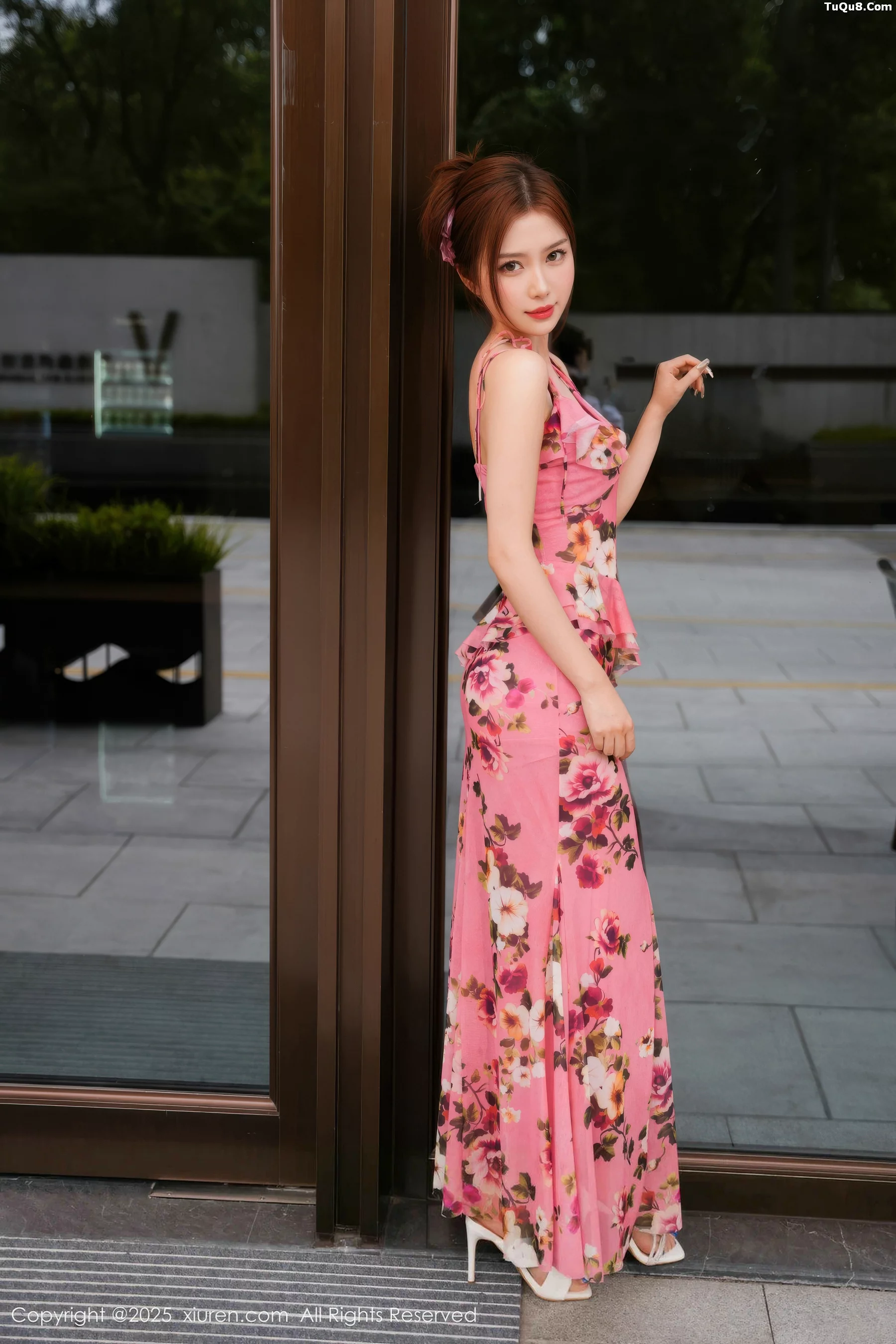 白芷yy浴池场景性感碎花连衣裙露紫色内衣秀柔美身姿绝美写真 第 20 张