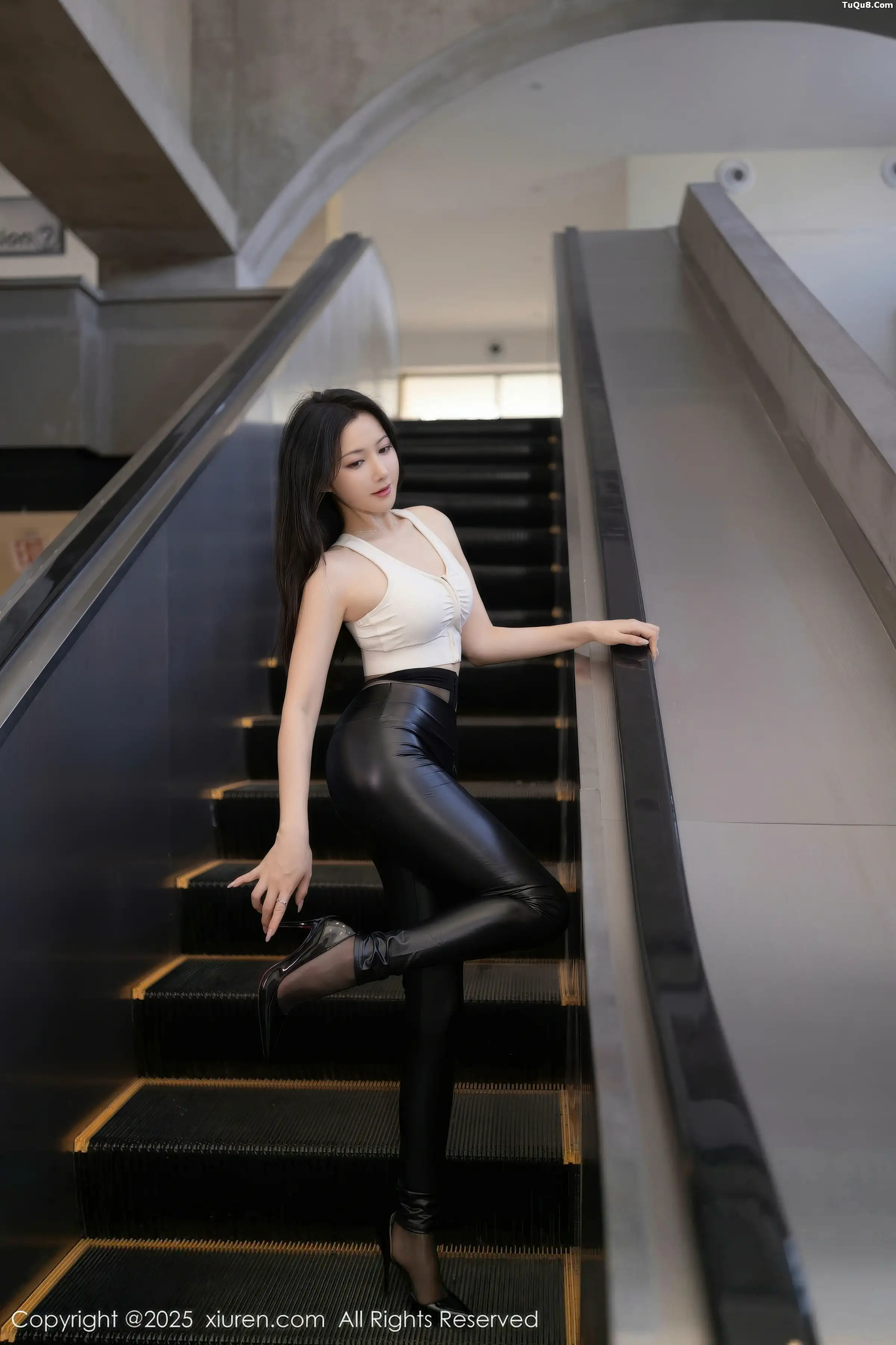 鱼子酱Fish性感白色上衣配黑皮长裤秀曼妙身姿撩人绝美写真 第 10 张