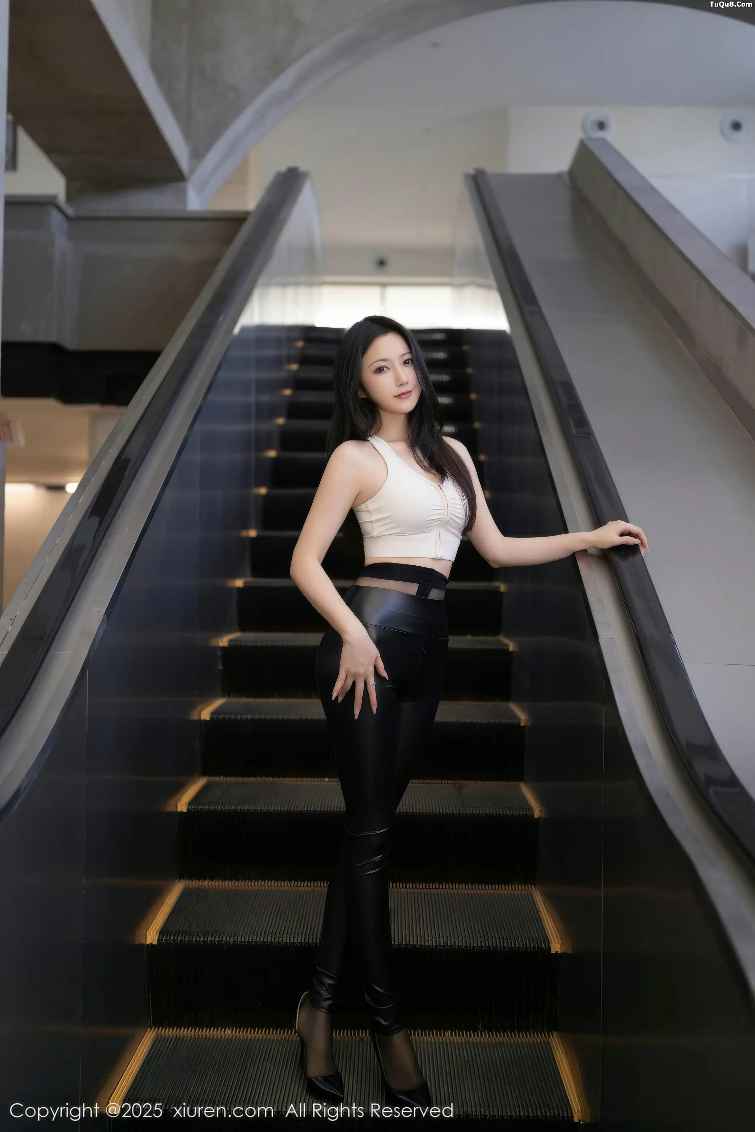 鱼子酱Fish性感白色上衣配黑皮长裤秀曼妙身姿撩人绝美写真 第 15 张