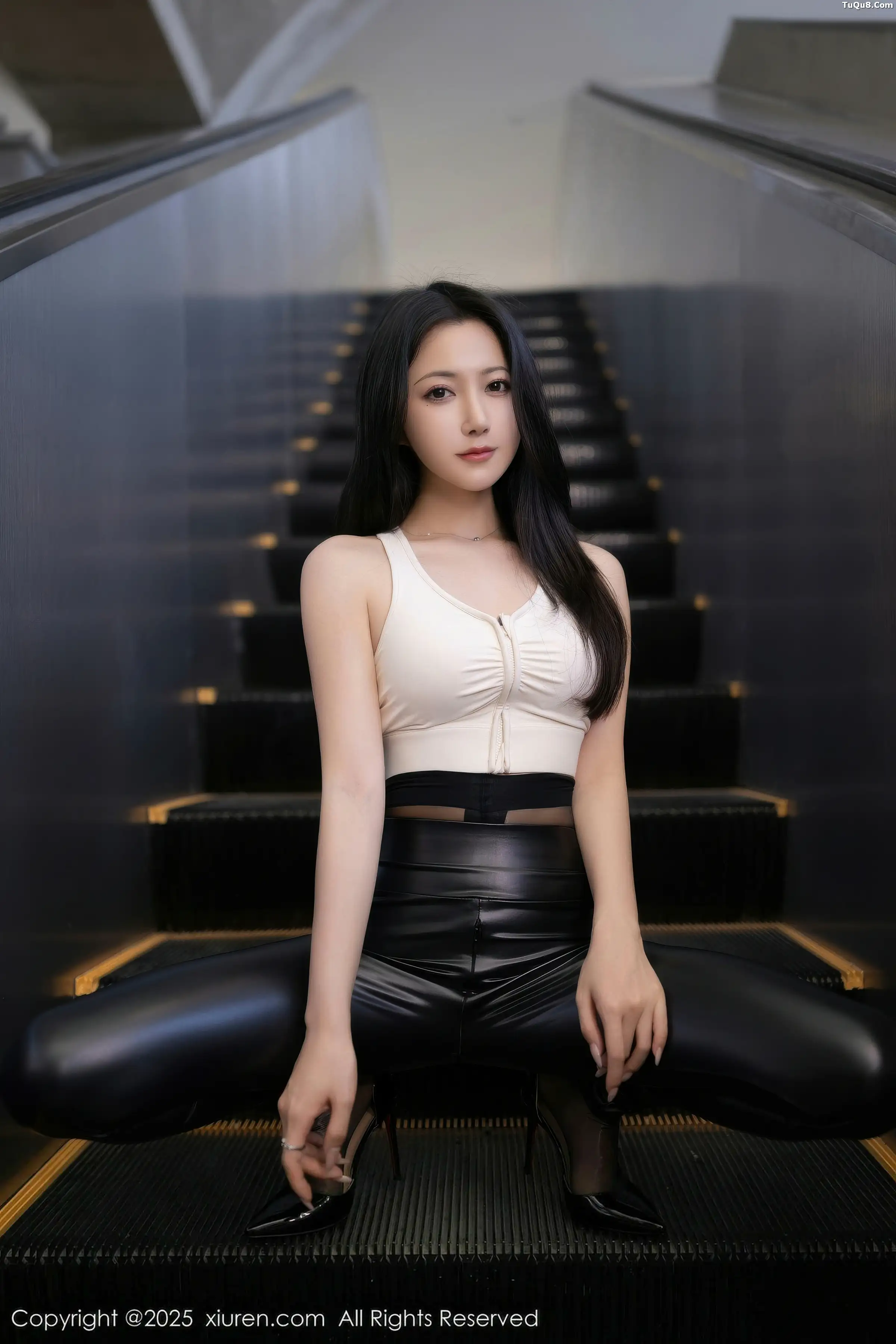鱼子酱Fish性感白色上衣配黑皮长裤秀曼妙身姿撩人绝美写真 第 20 张