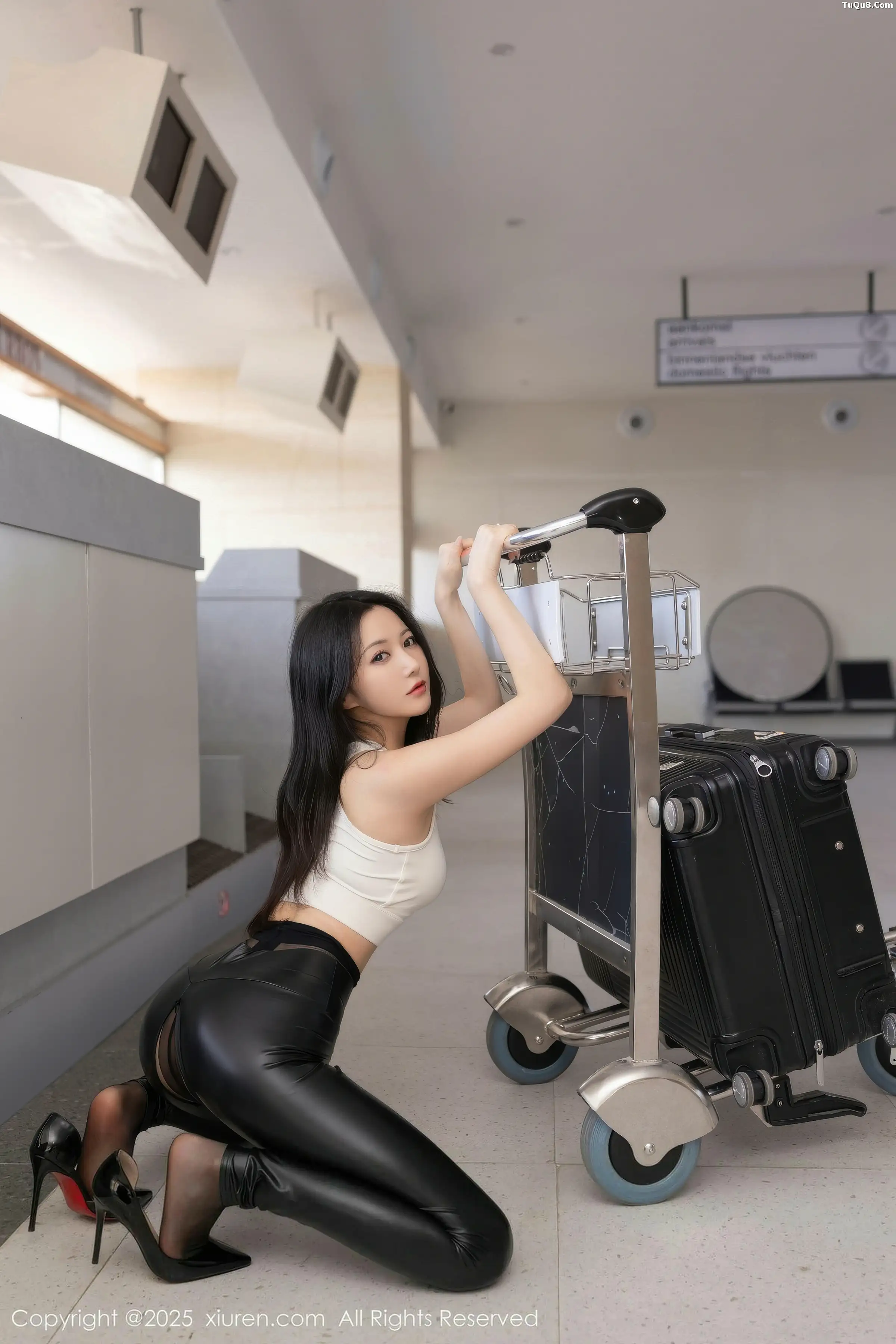 鱼子酱Fish性感白色上衣配黑皮长裤秀曼妙身姿撩人绝美写真 第 50 张