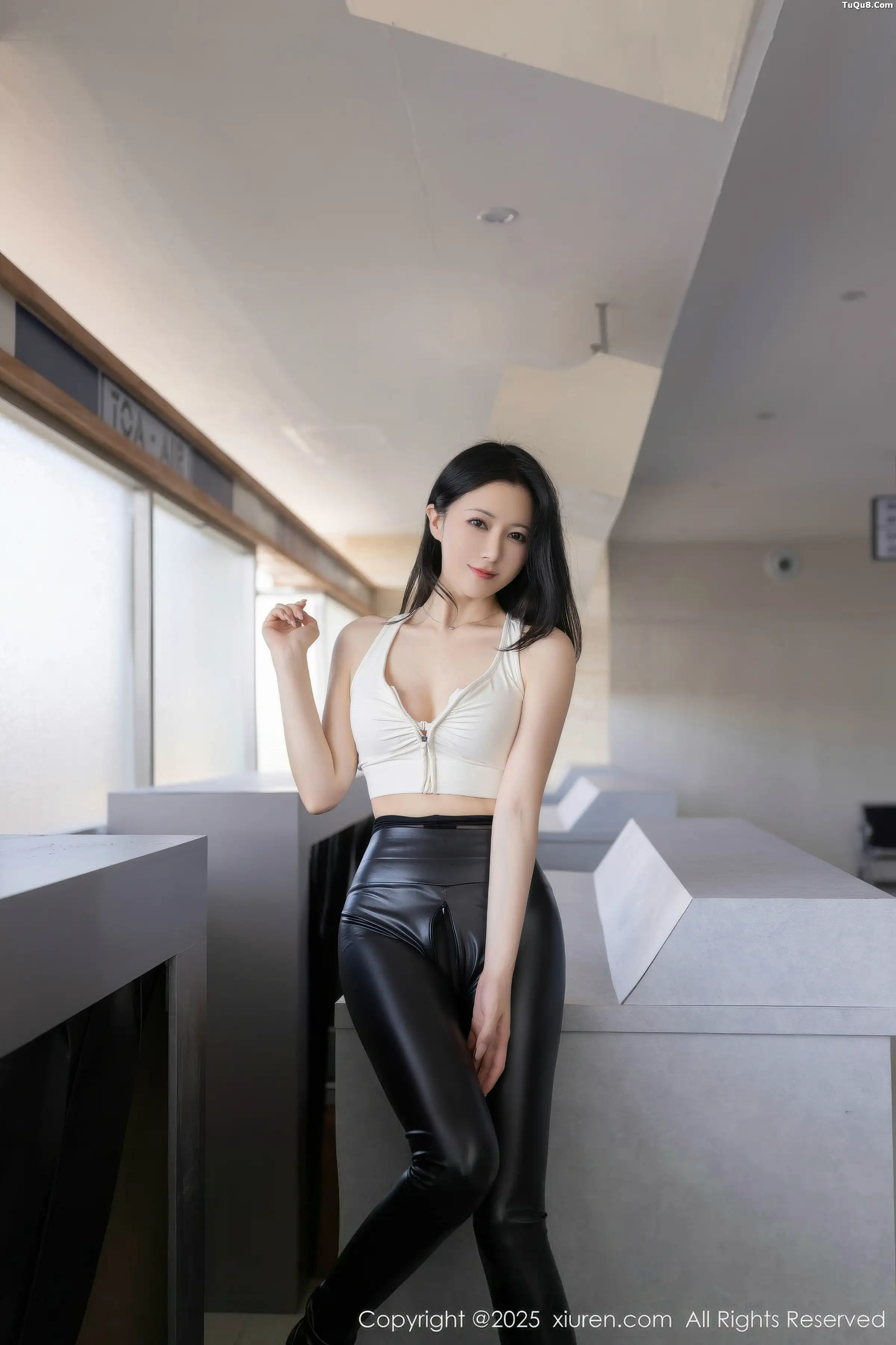 鱼子酱Fish性感白色上衣配黑皮长裤秀曼妙身姿撩人绝美写真 第 56 张