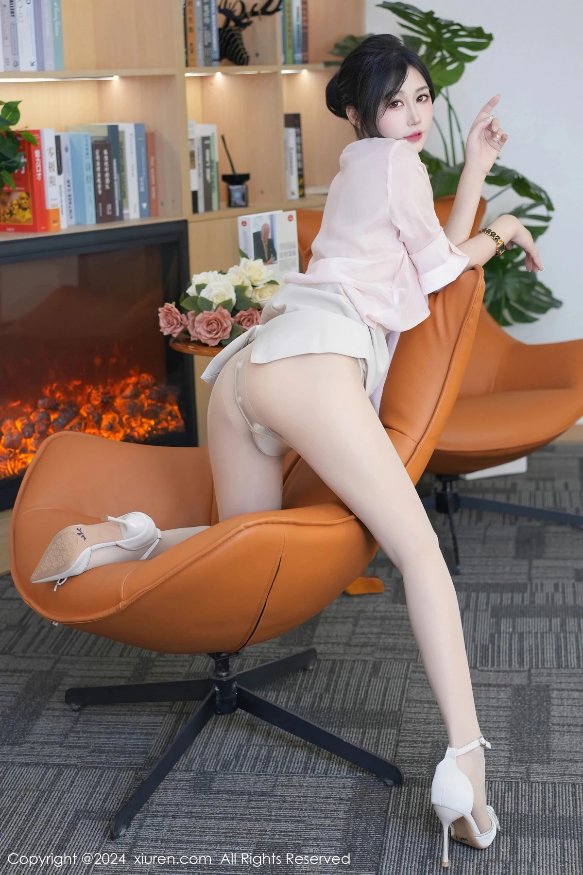 laura阿姣性感粉色上衣配白短裙露超薄肉丝秀美腿绝美写真 第 2 张